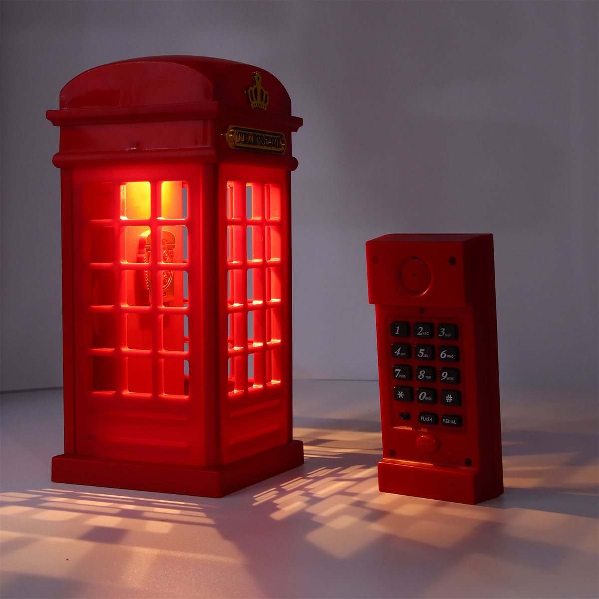 Rote Telefonzellenlampe mit rotem Telefon. Rotes Telefon mit Ziffernblock.