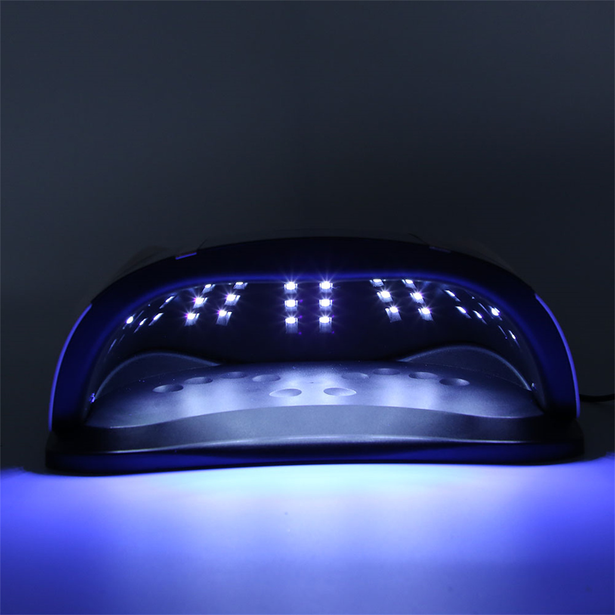 UV-Nagellampe mit mehreren LED-Leuchten. Die Lampe ist schwarz und emittiert blaues Licht.