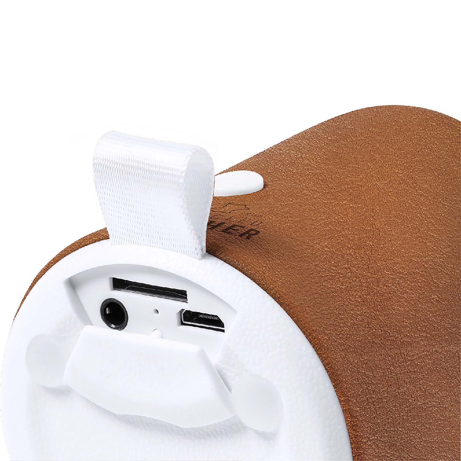 Un altoparlante marrone con un cinturino bianco e porte, che mostra il design e la connettività dell'altoparlante.