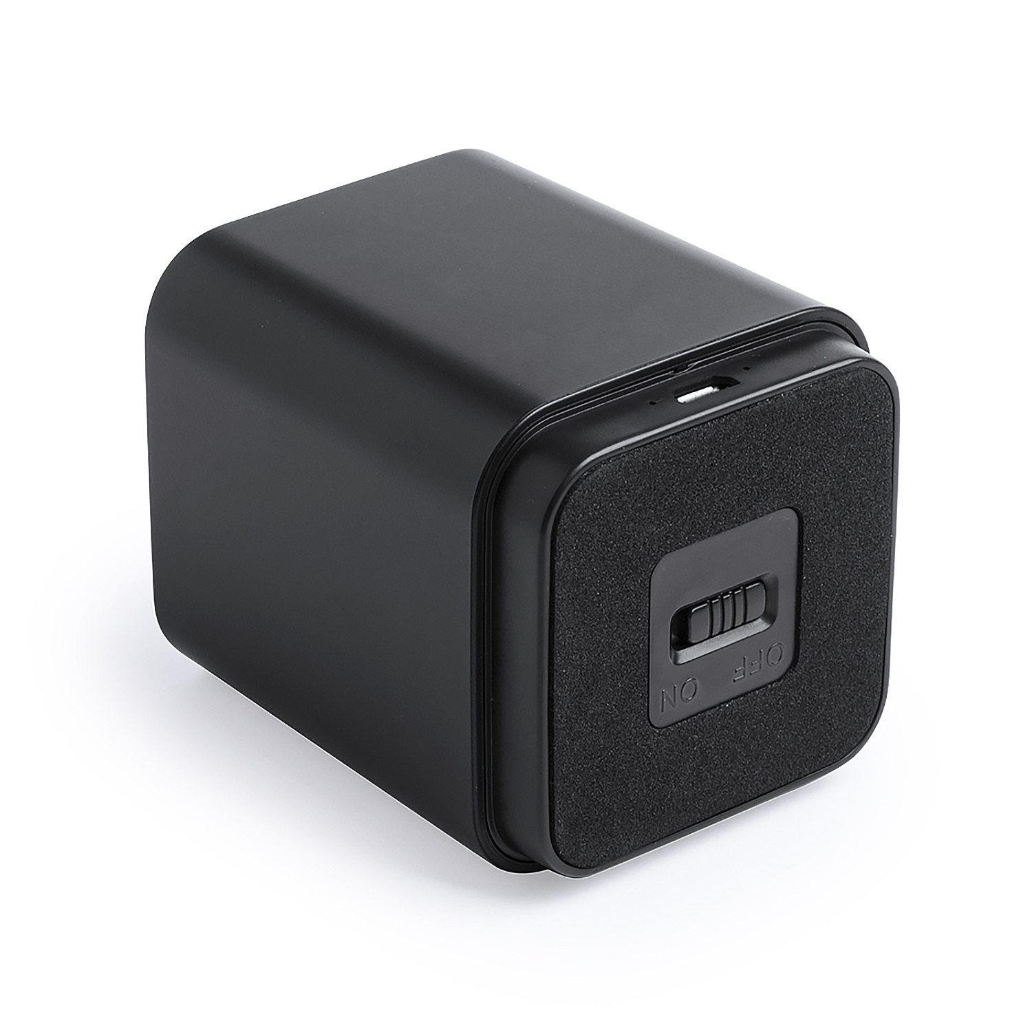 Altoparlante nero a forma di cubo con interruttore e rete su un lato. Sfondo bianco.