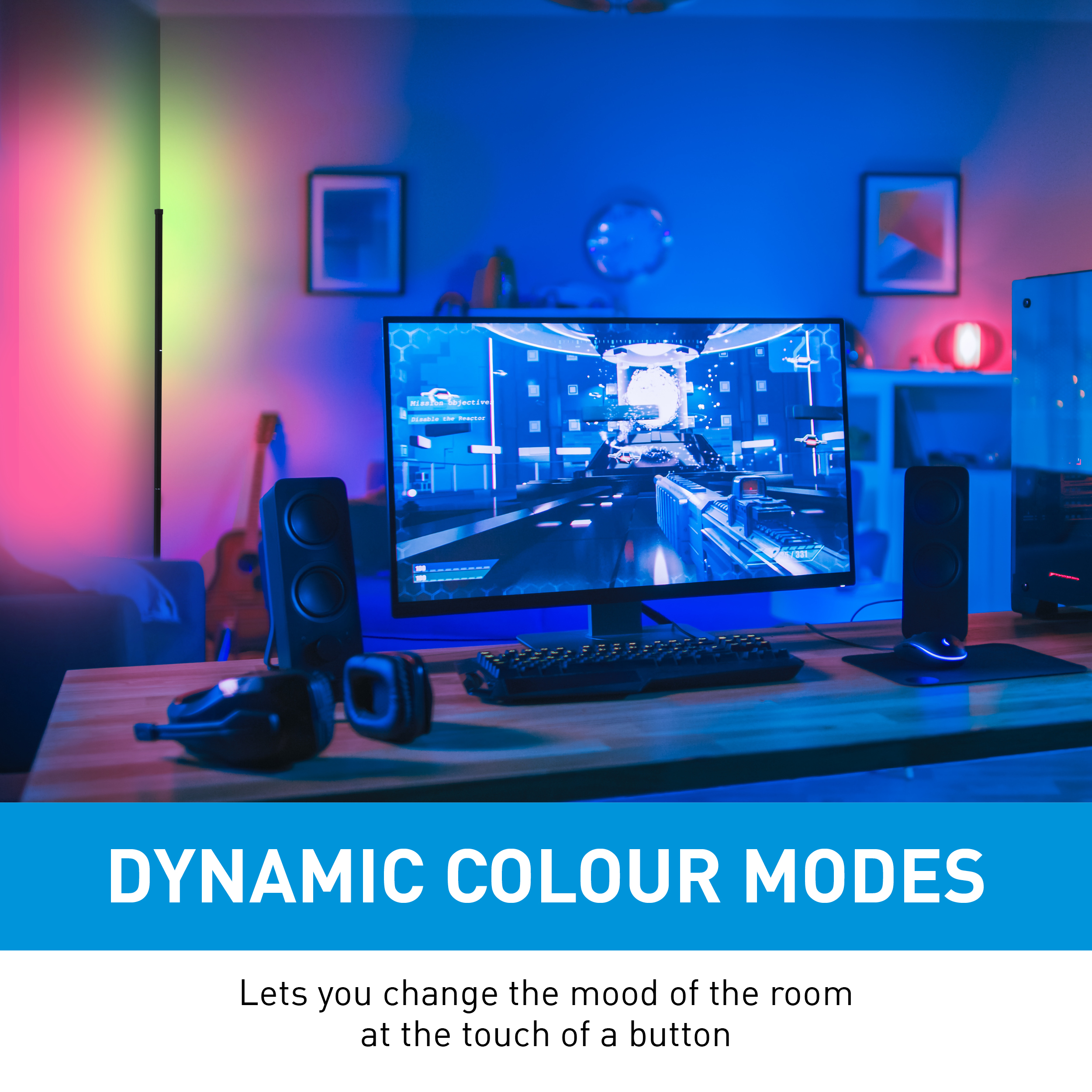 Gaming-Setup mit Monitor, der Spiel zeigt, Lautsprecher, Kopfhörer und bunten Lichtern.