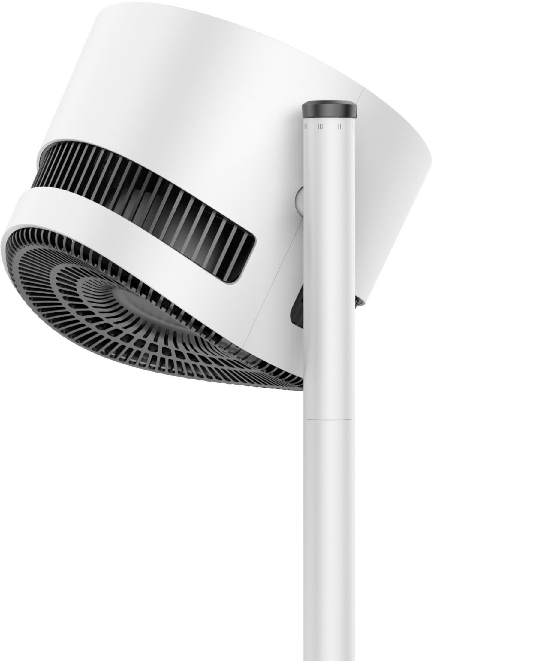 Un ventilateur blanc avec un dessus arrondi et une grille noire. Il est sur un poteau argenté.