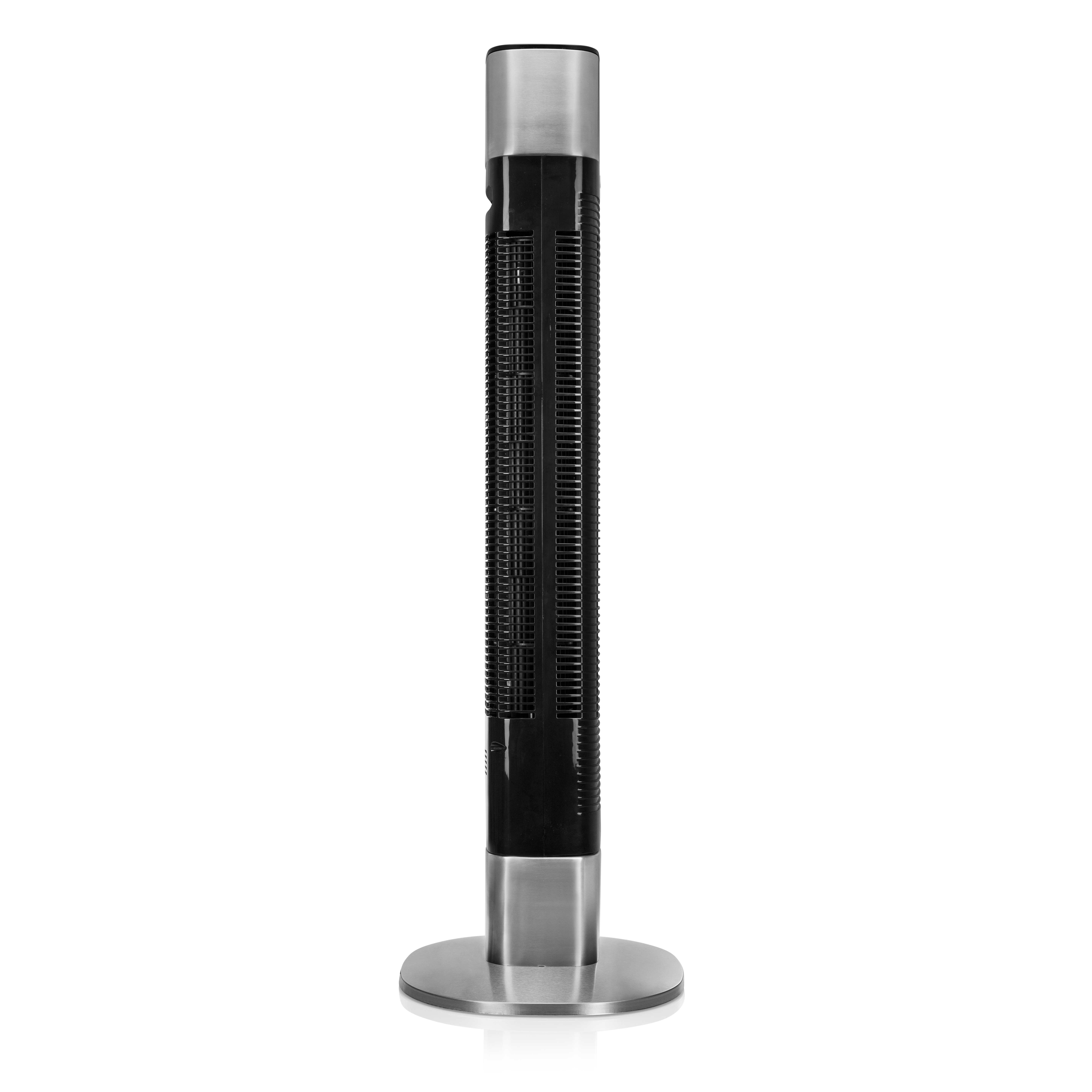 Wysoki czarno-srebrny wentylator wieżowy z okrągłą srebrną podstawą, na białym tle.