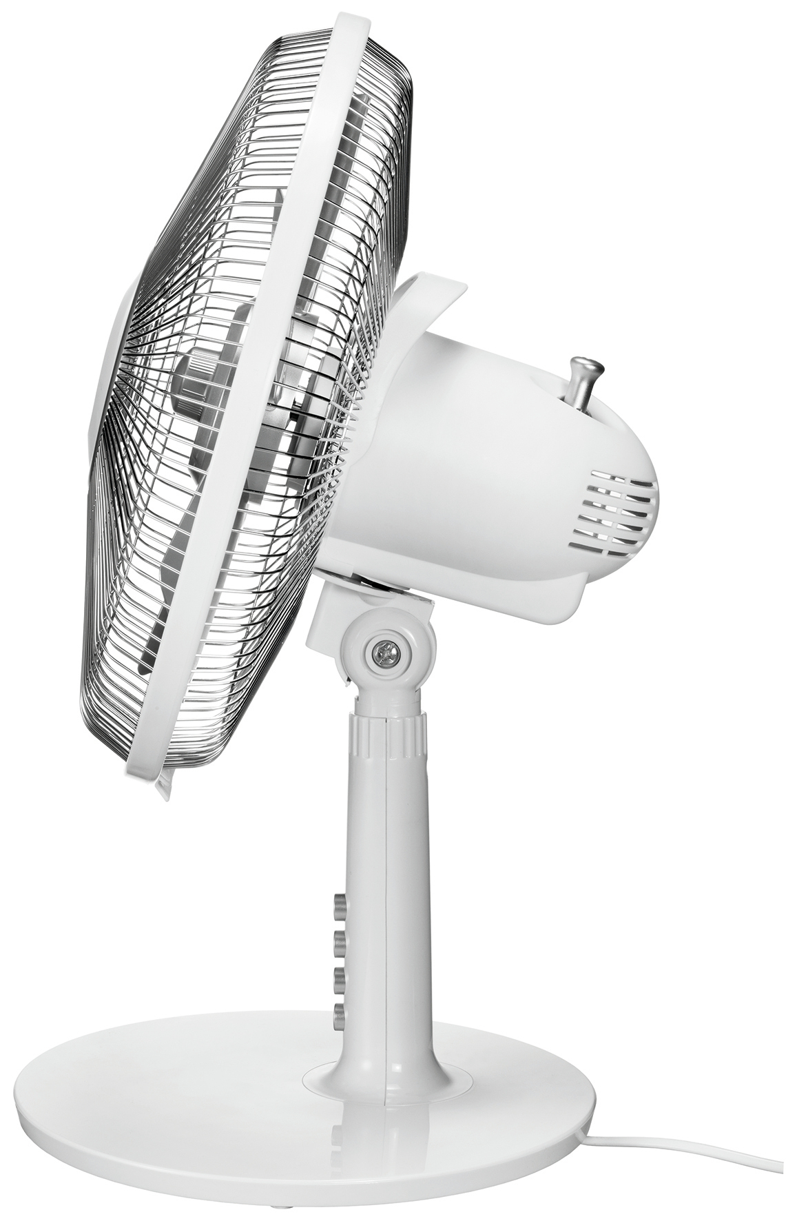 Weißer Ventilator mit rundem, oszillierendem Ventilatorkopf und Ständer auf weißem Hintergrund.