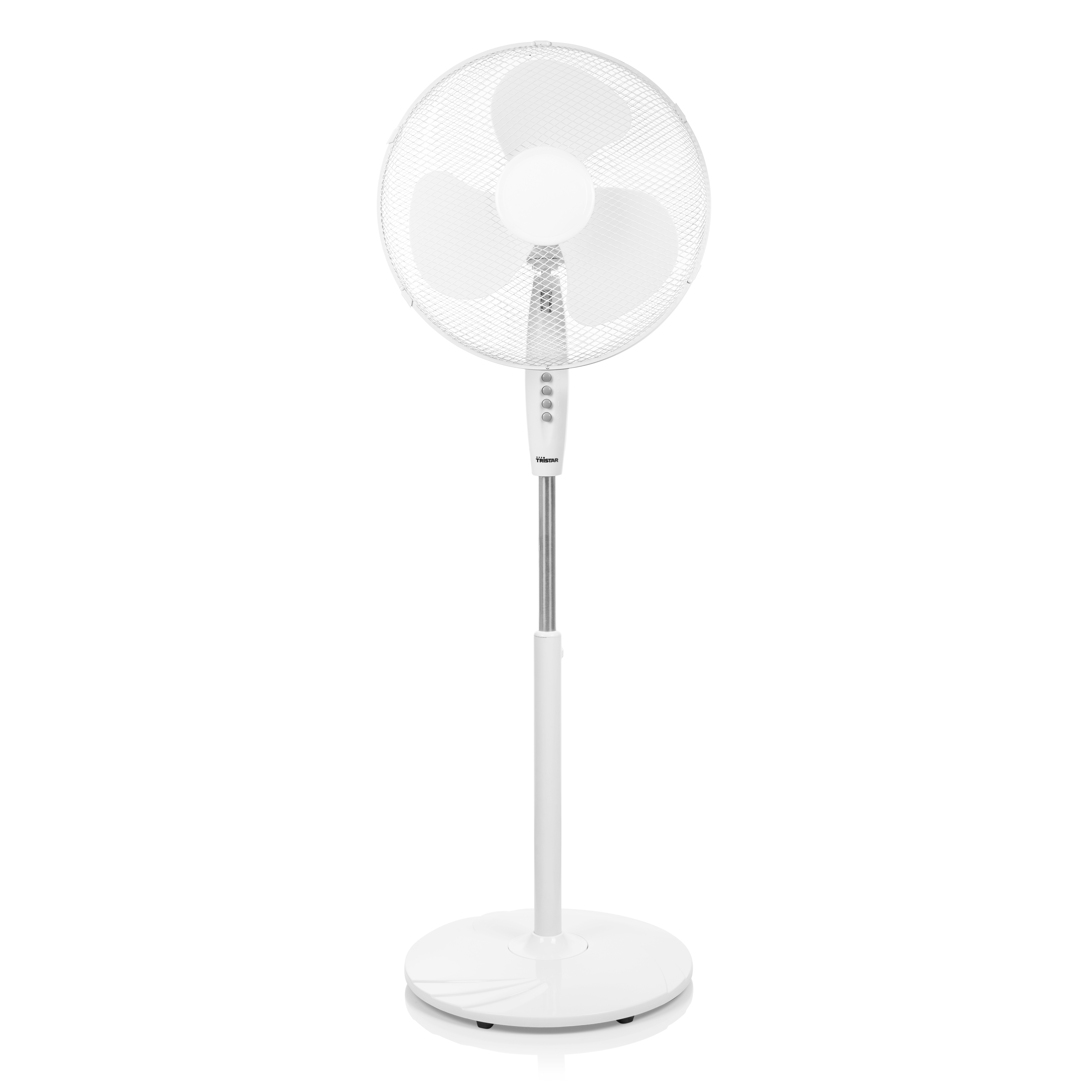 Weißer Standventilator mit drei Flügeln auf weißem Hintergrund.
