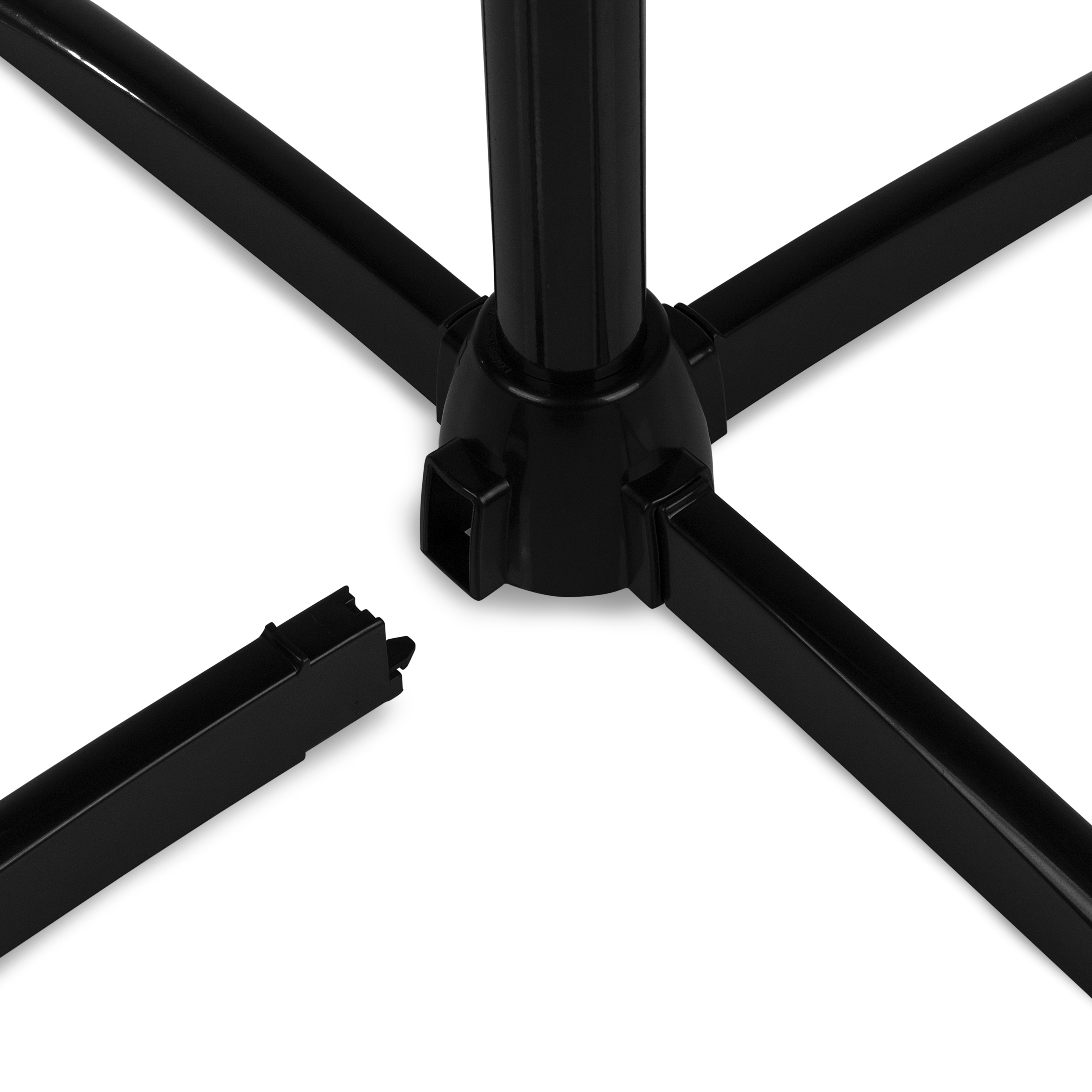 La base de un soporte negro con una pata rota.