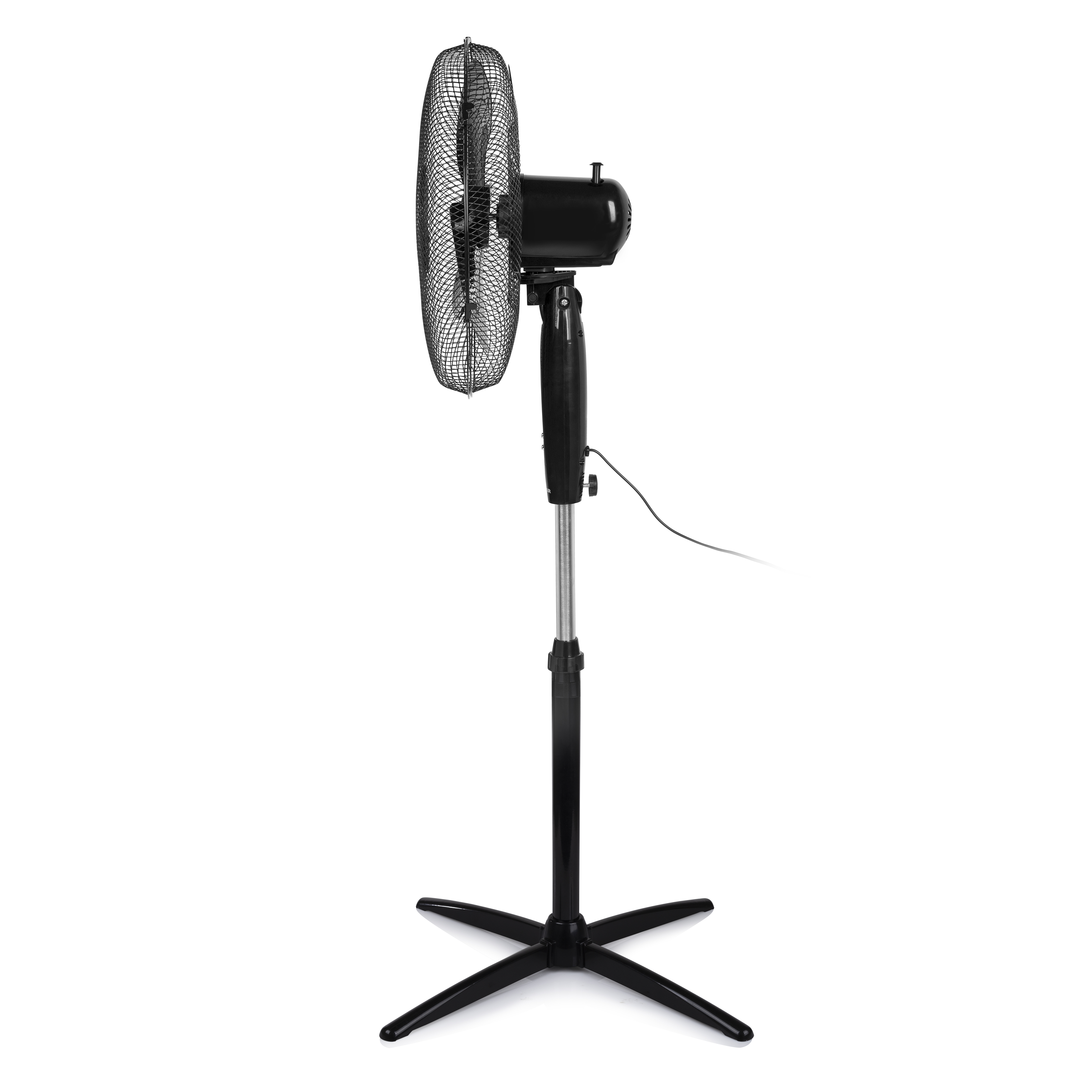 Ventilador de pie negro sobre fondo blanco. Tiene una malla negra.