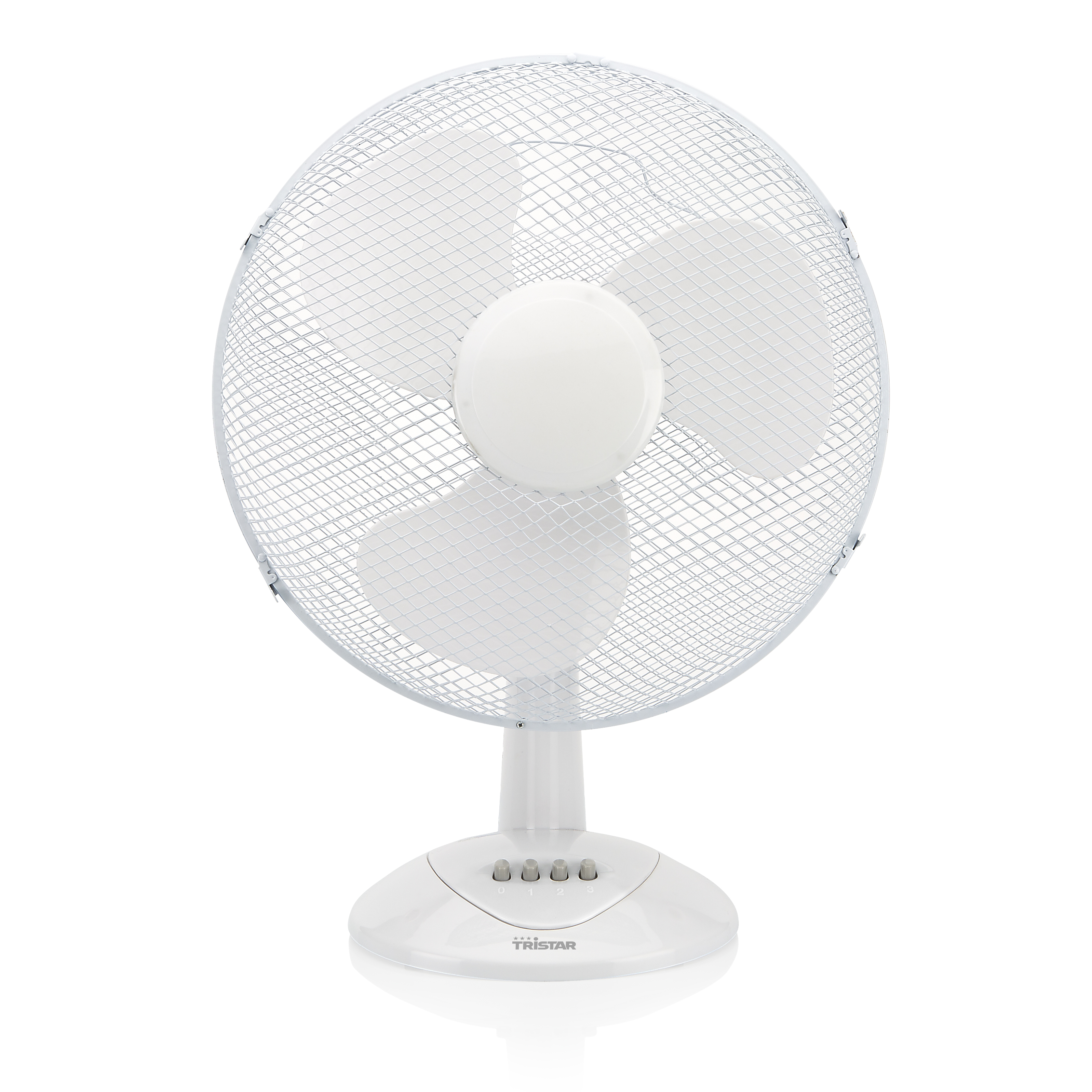 Un ventilatore da tavolo bianco con griglia protettiva, pale e base circolare con pulsanti di controllo.