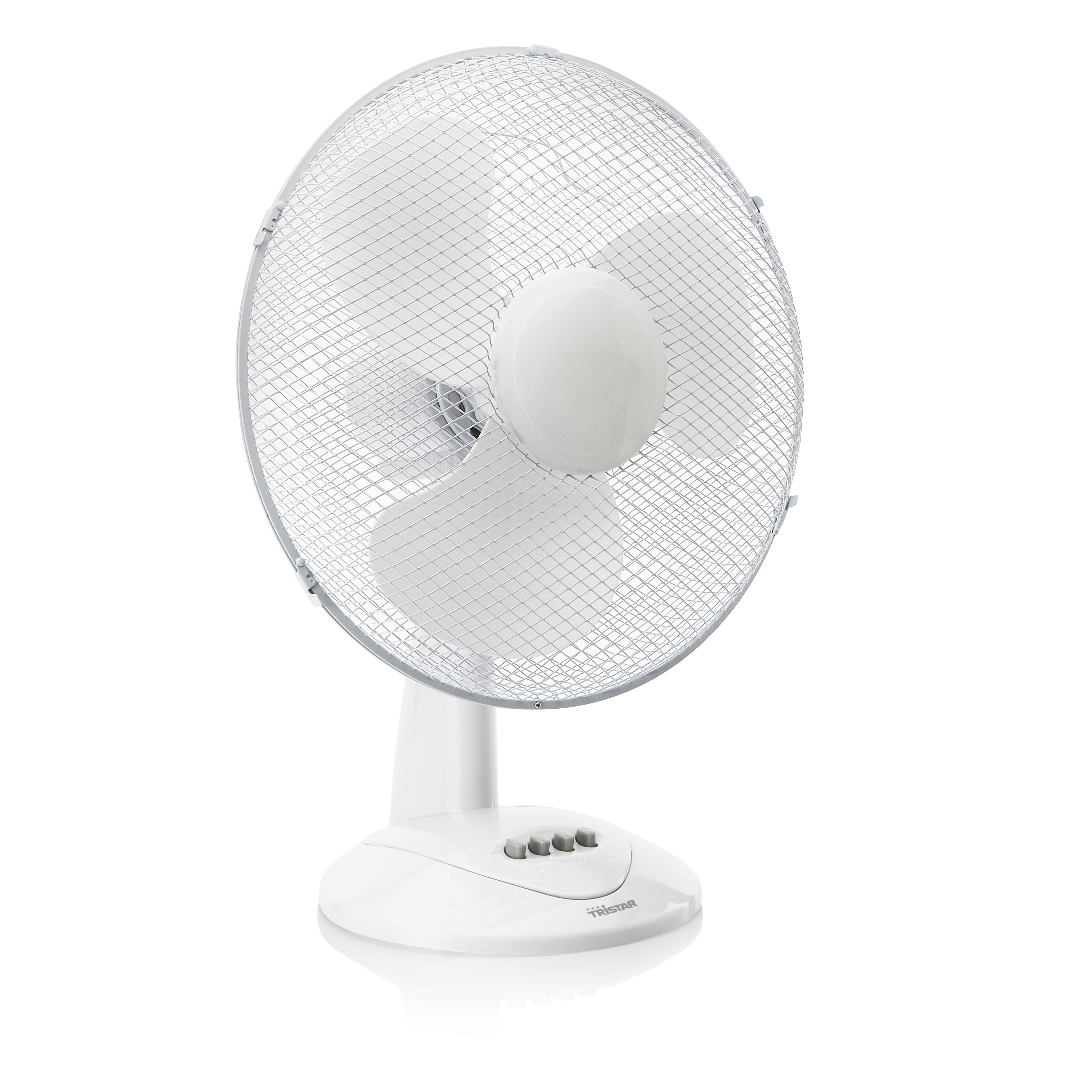 Ventilatore da tavolo bianco con una parte anteriore in rete, tre pulsanti di velocità sulla base e sfondo bianco.