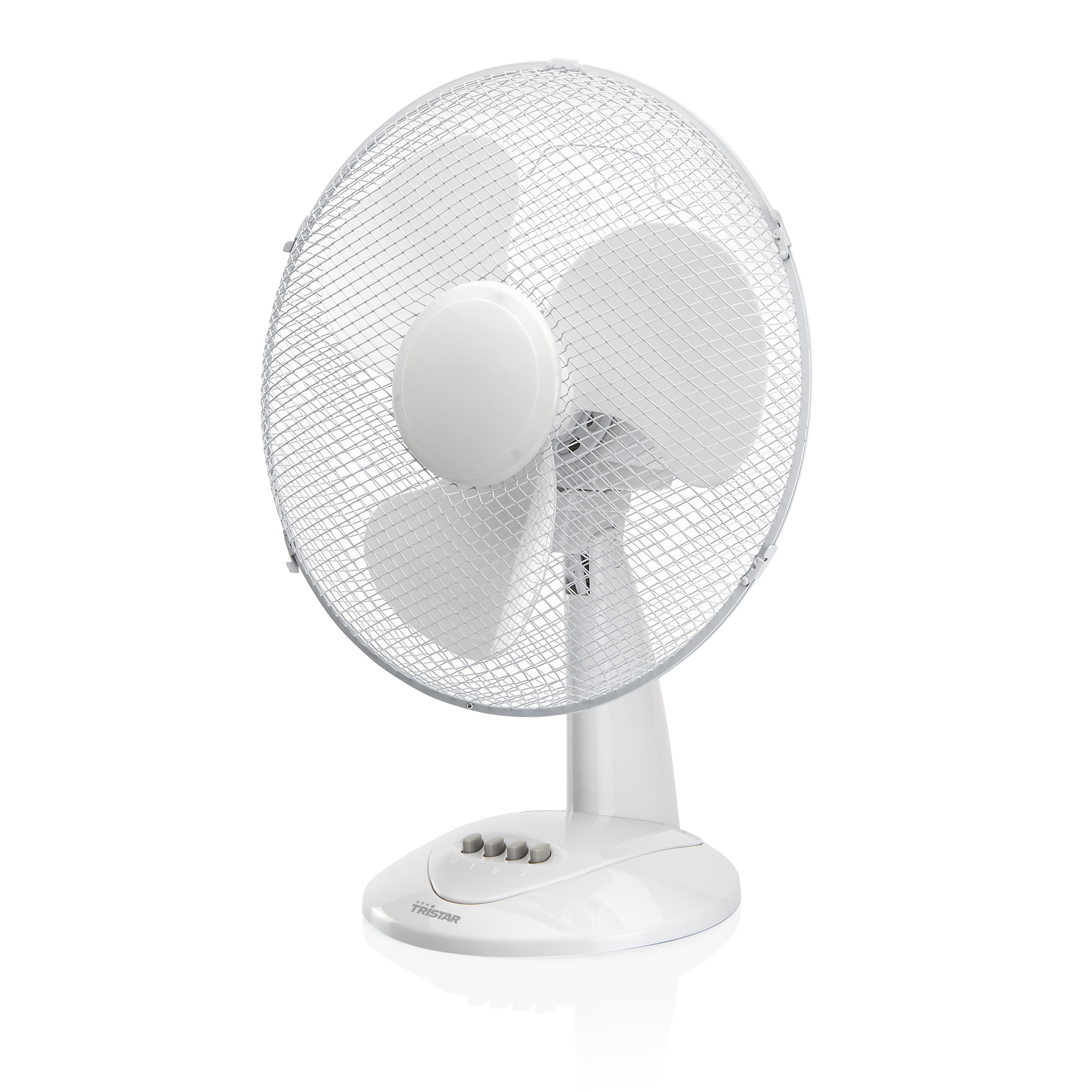 Ventilatore da tavolo bianco con tre pale e una griglia protettiva. Ha una base bianca con pulsanti di controllo.