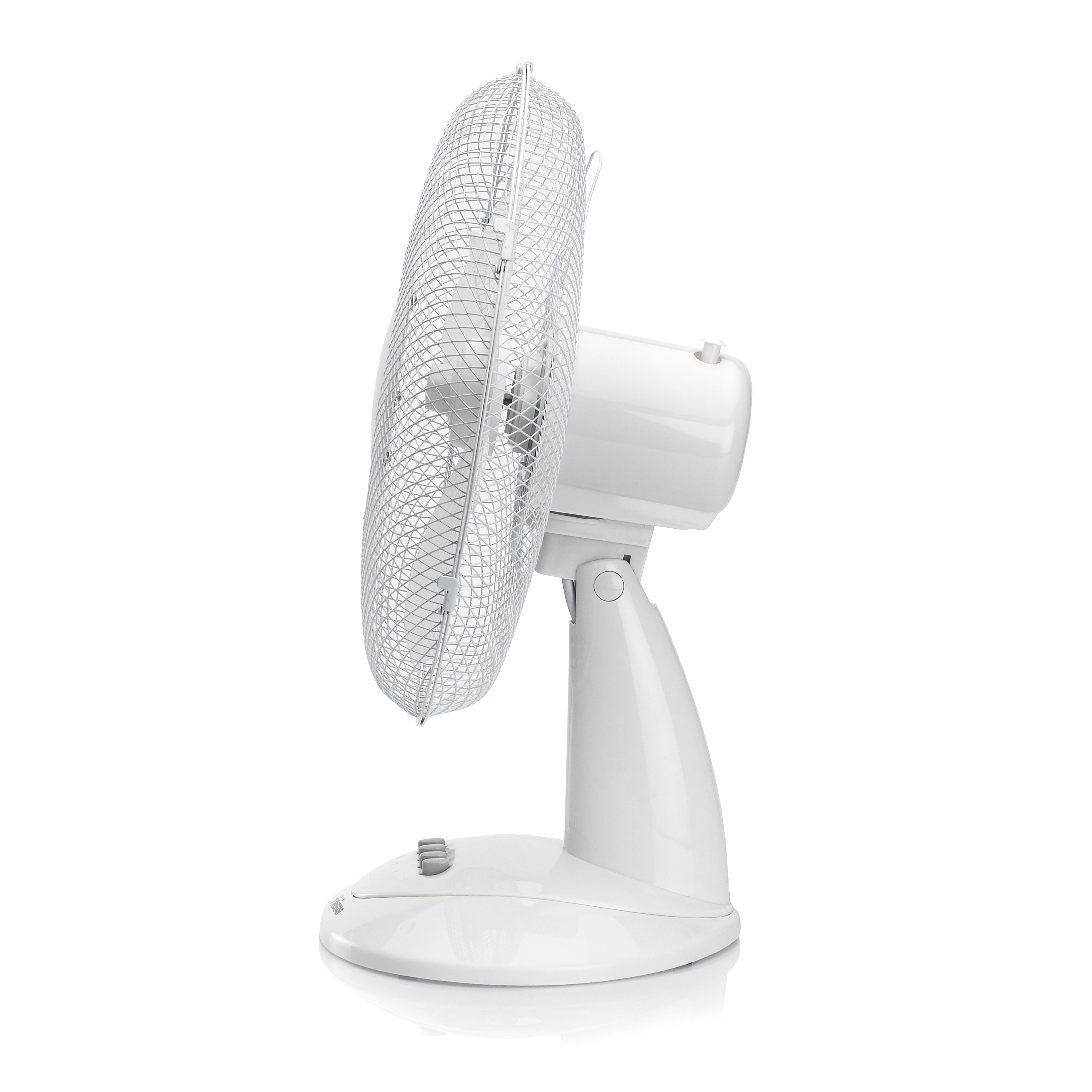 Un ventilatore elettrico bianco con griglia protettiva, angolato lateralmente. È su bianco.