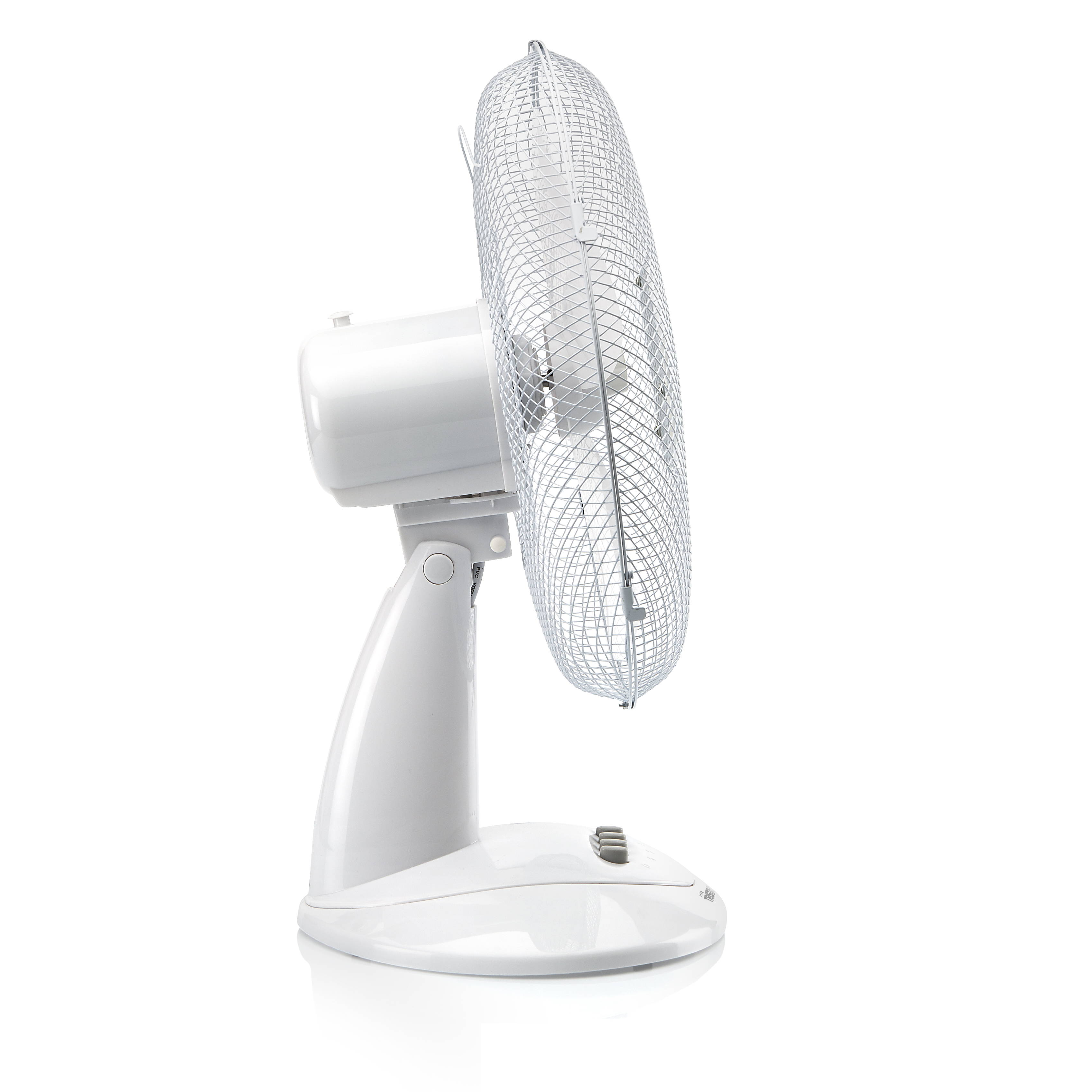 Ventilatore da tavolo bianco con griglia metallica, su sfondo bianco.