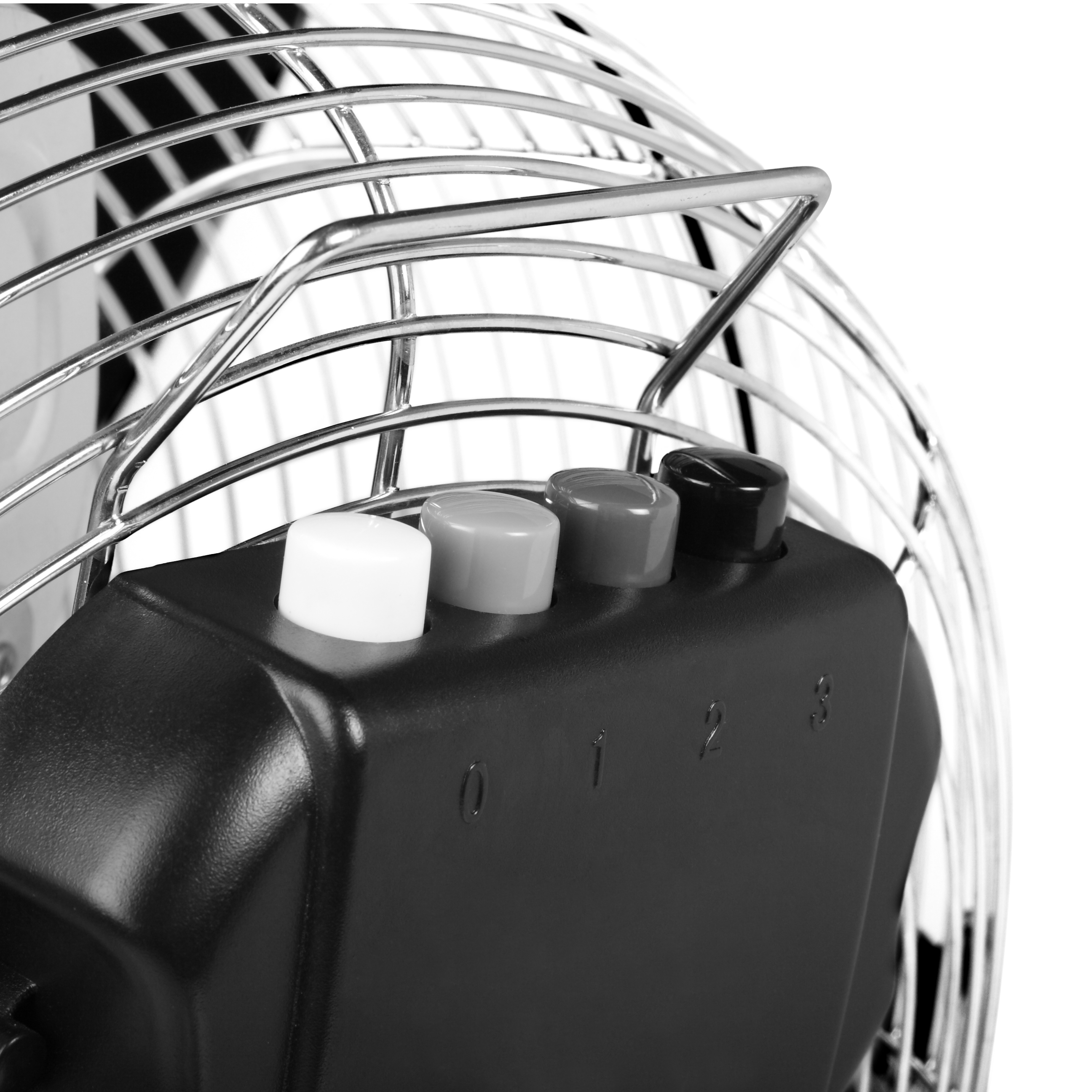 Primo piano del pannello di controllo di un ventilatore elettrico nero con pulsanti numerati.
