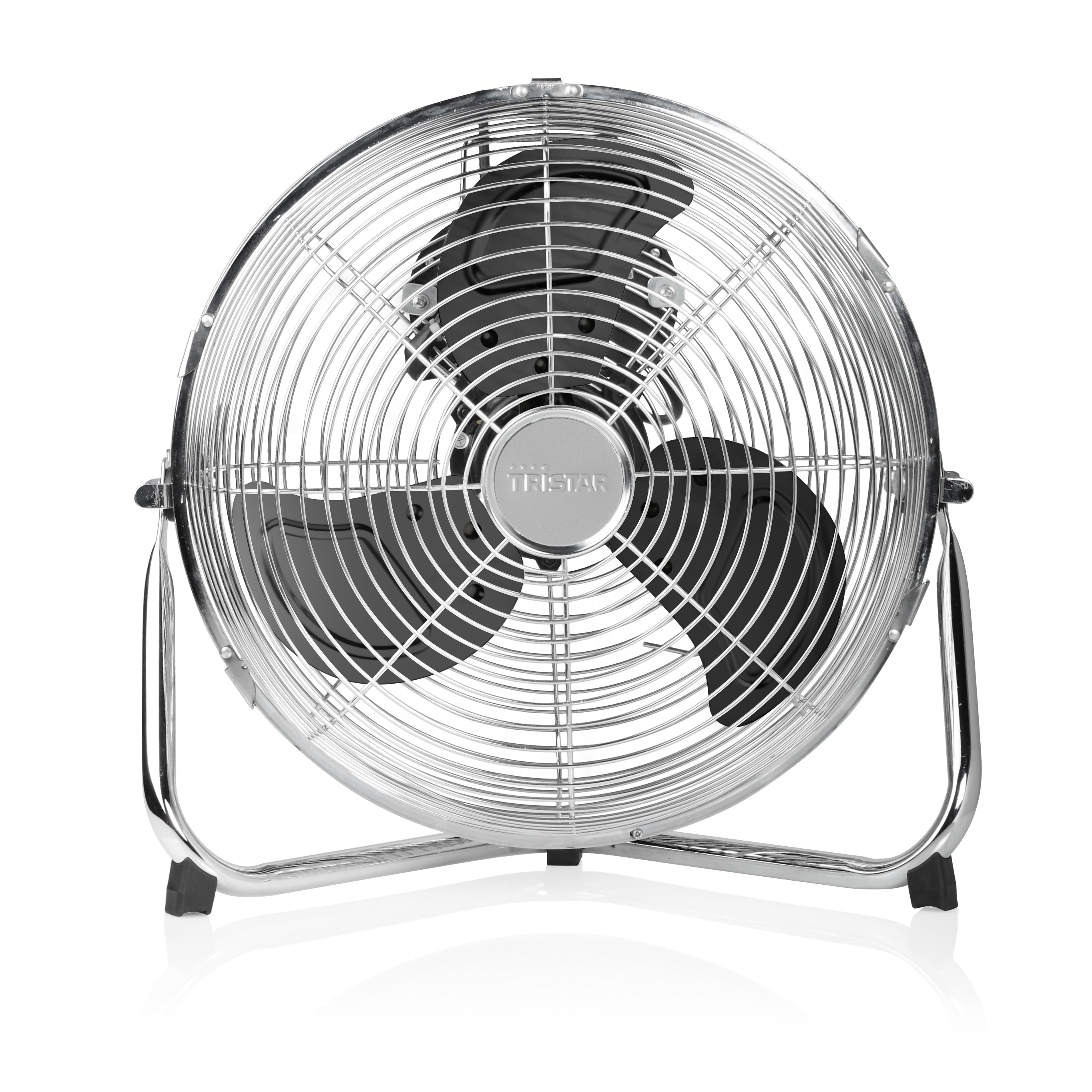 Ventilatore cromato con pale nere. Cornice in metallo su sfondo bianco.