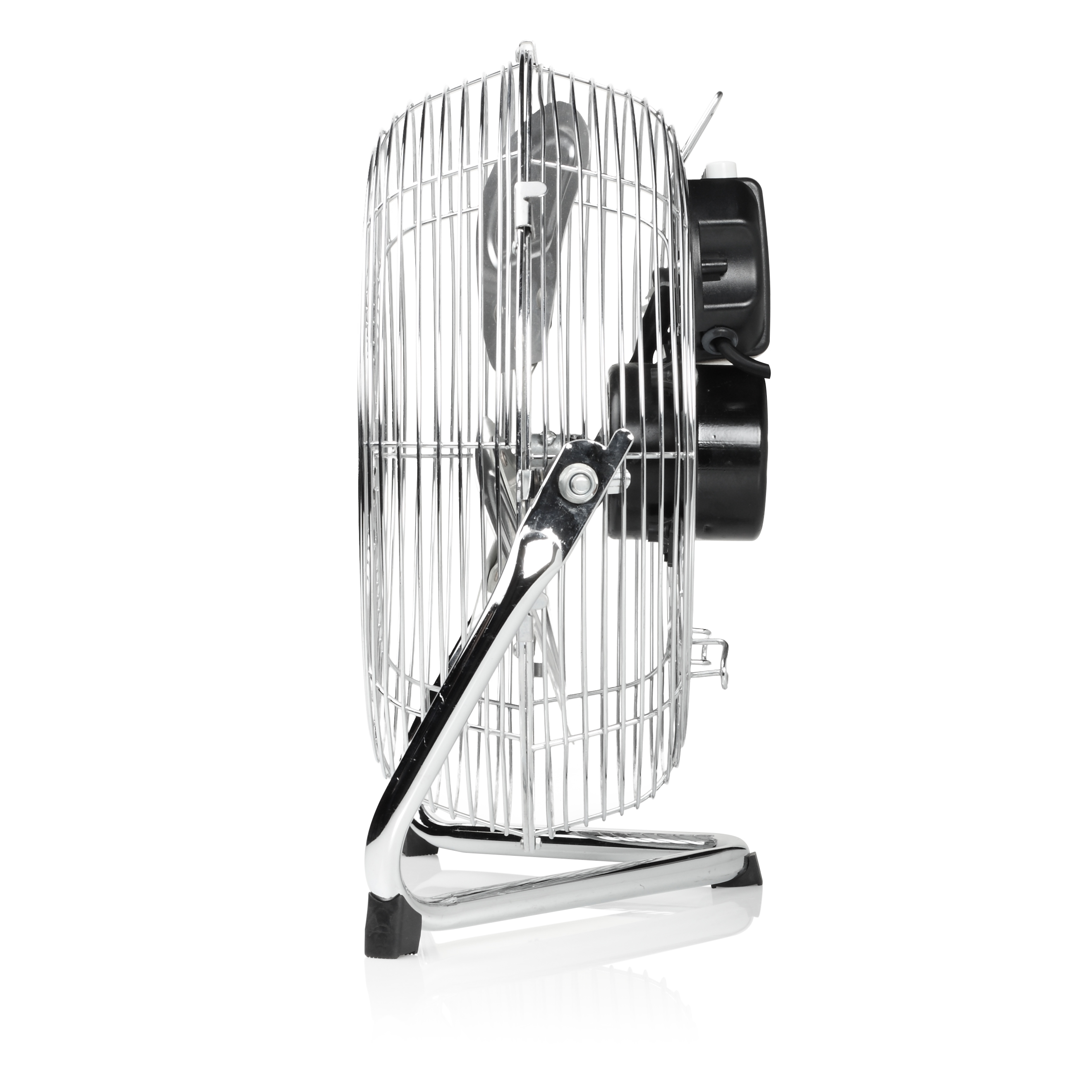 Un ventilatore cromato con una gabbia metallica. Lo sfondo è bianco.