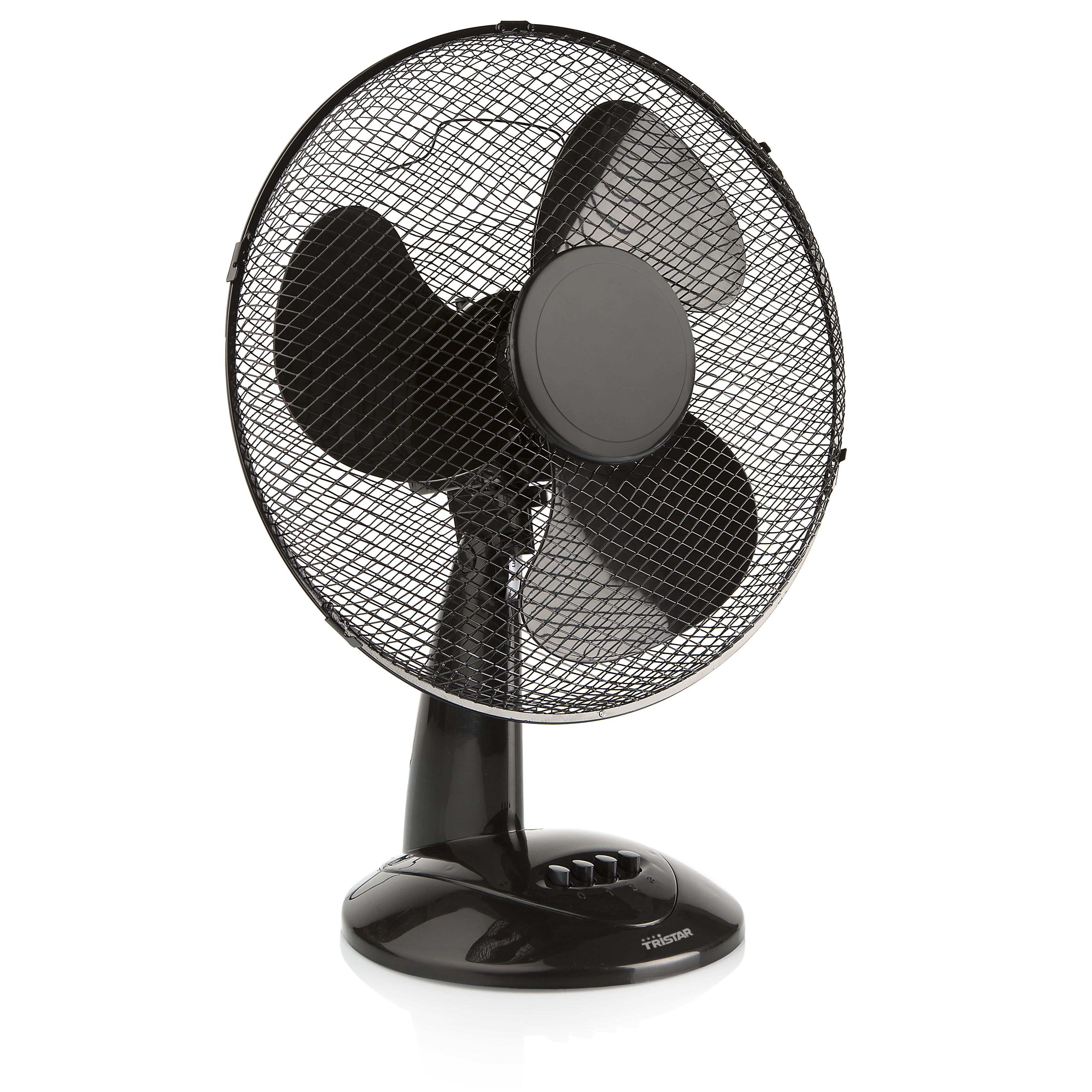Ventilatore elettrico nero con tre pale, una griglia protettiva e una base con pulsanti. Sfondo bianco.