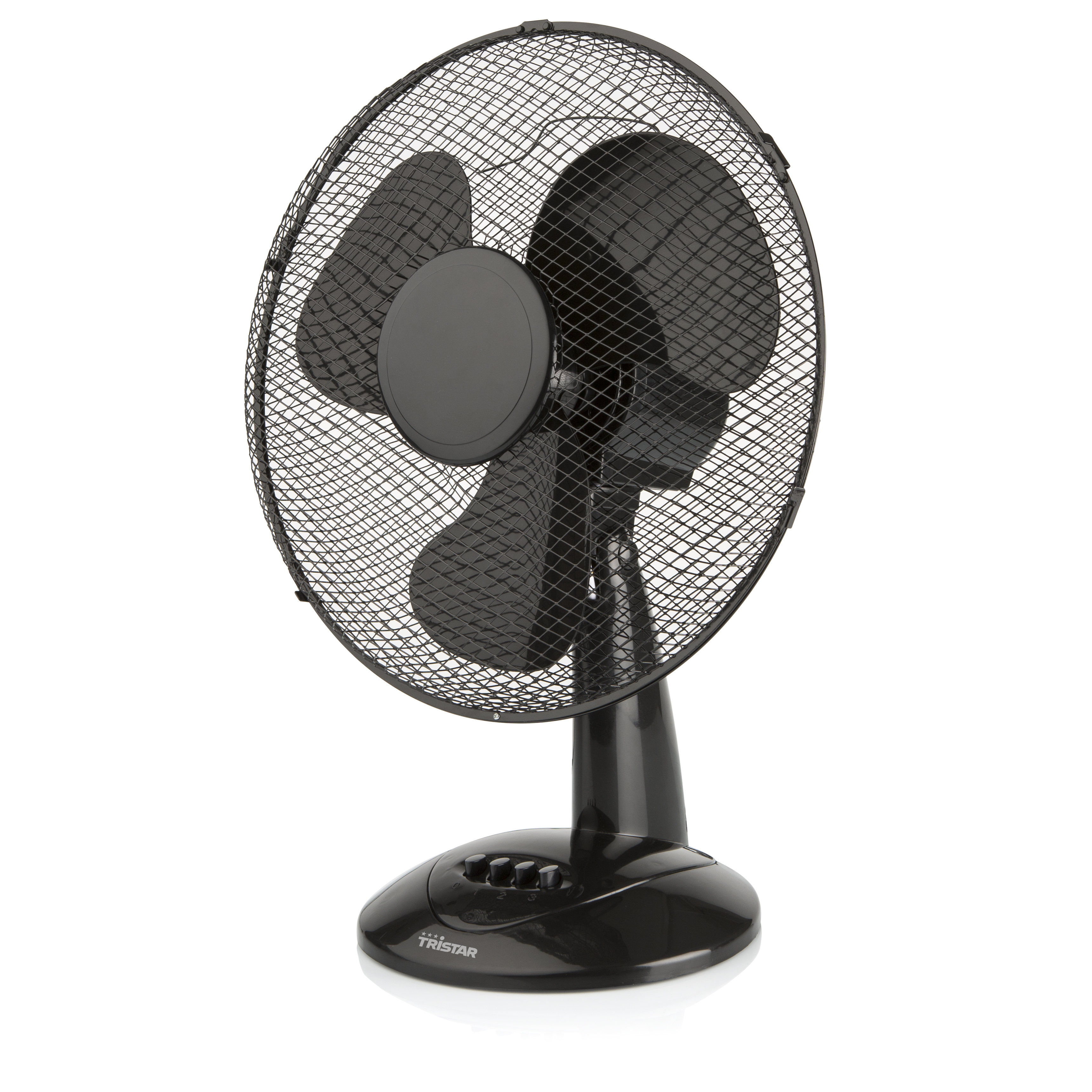 Un ventilatore oscillante nero con una protezione a rete su sfondo bianco.