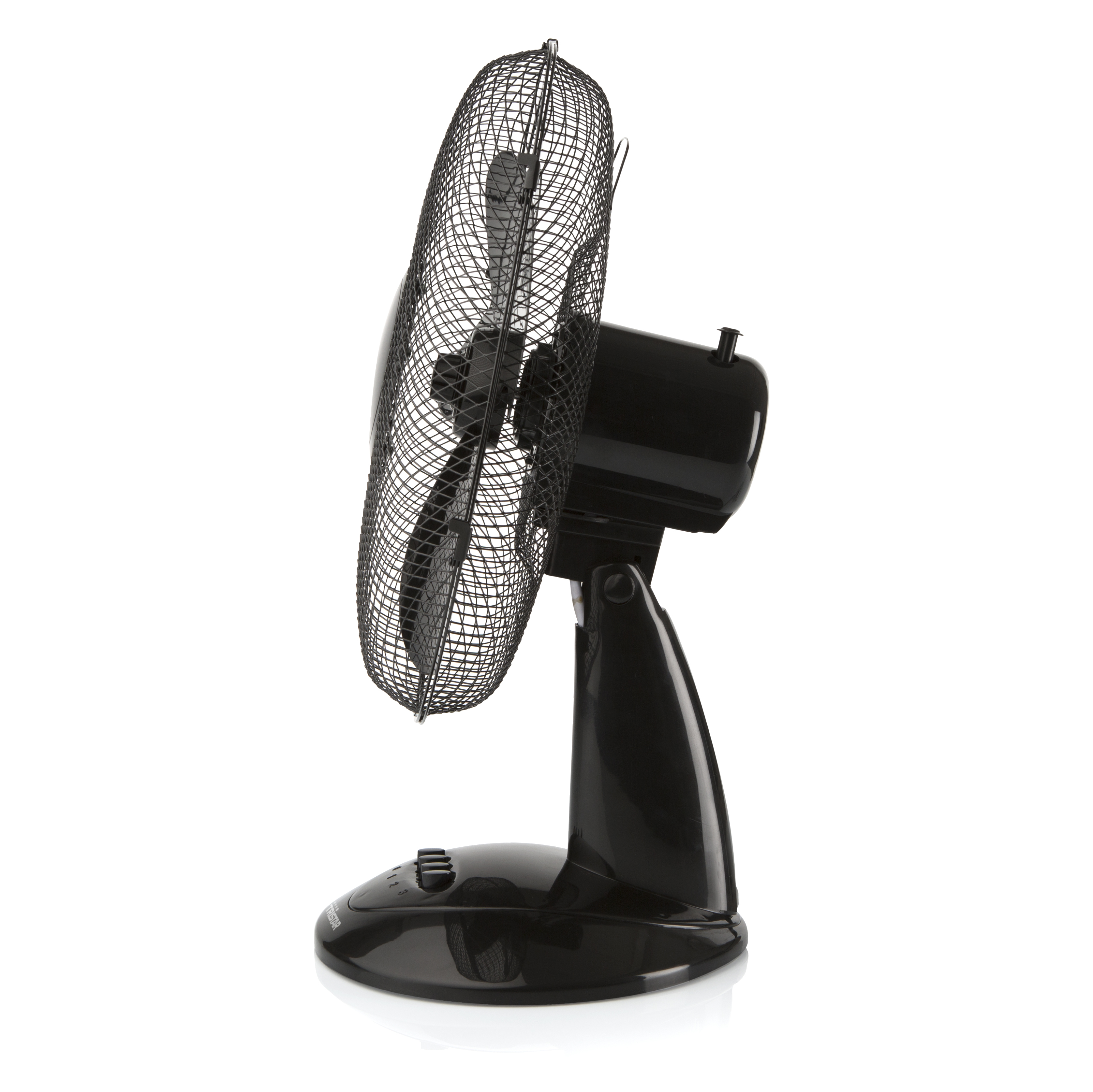 Ventilatore elettrico nero con una protezione a rete, vista laterale. Progettato per la circolazione dell'aria.
