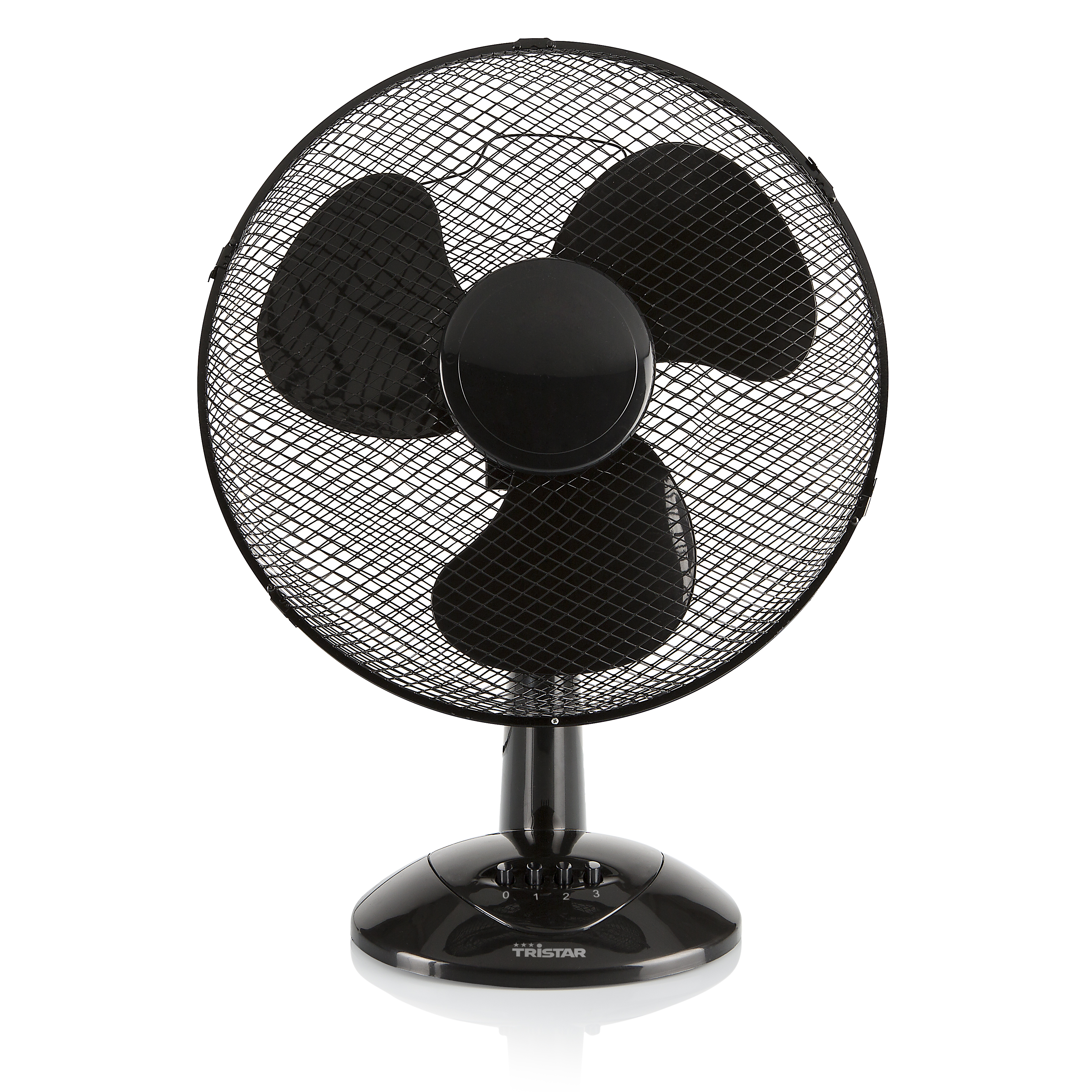 Un ventilatore da tavolo nero con una griglia e tre pale su sfondo bianco.