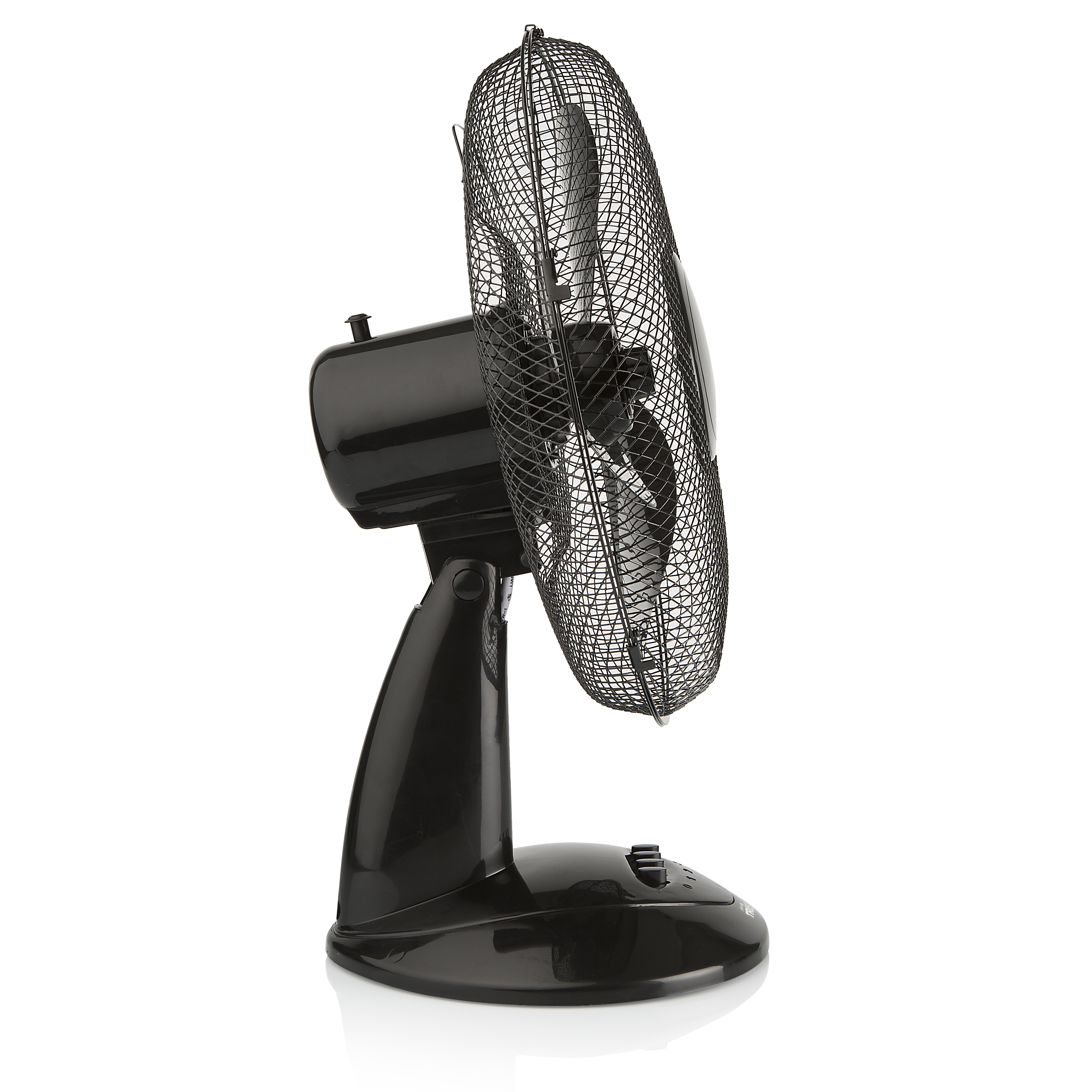 Un ventilatore nero, vista laterale, posto su una superficie bianca. Ha una rete metallica nera e un supporto.
