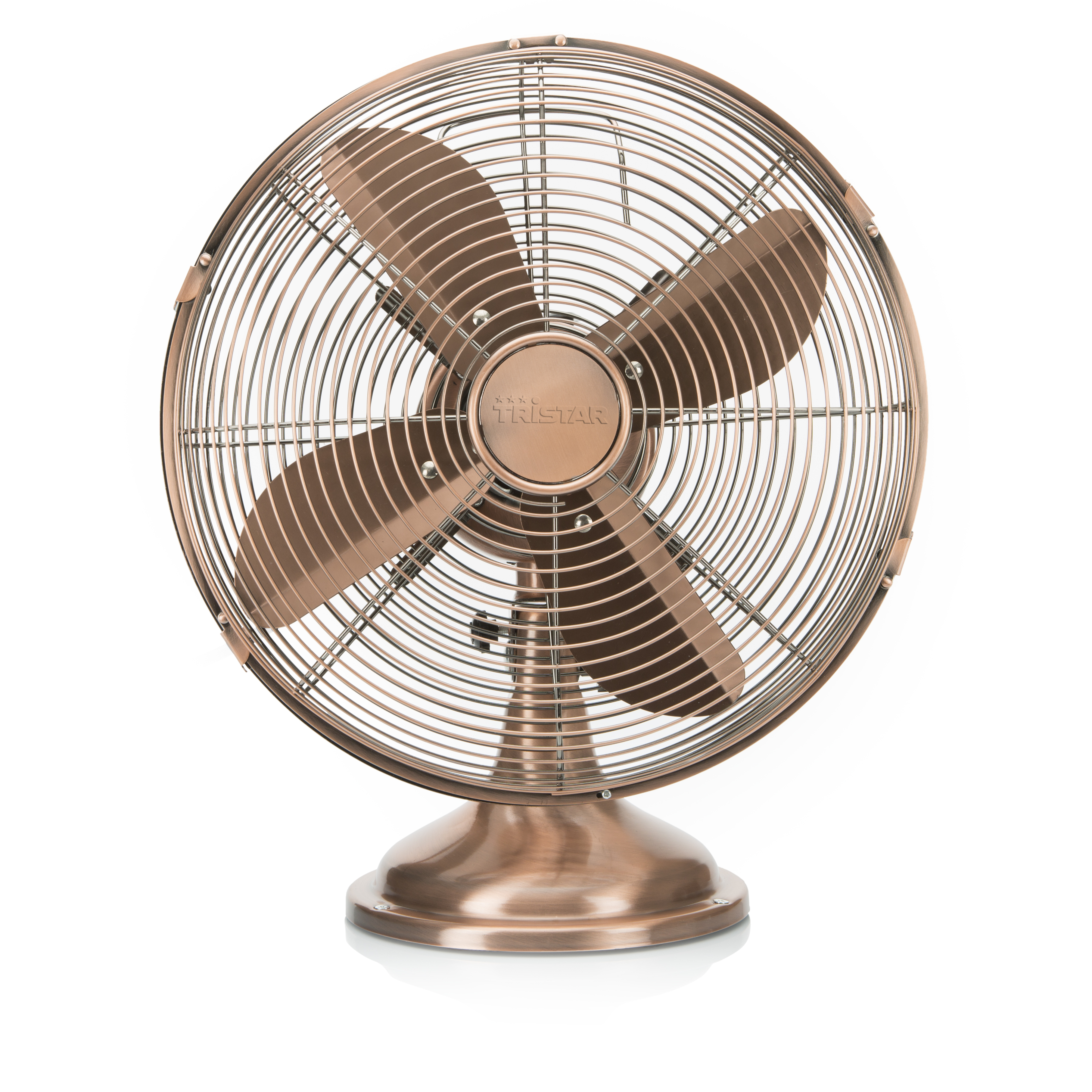 Bronzefarbener Vintage-Ventilator. Er hat einen kreisförmigen Käfig und vier Flügel. Weißer Hintergrund.