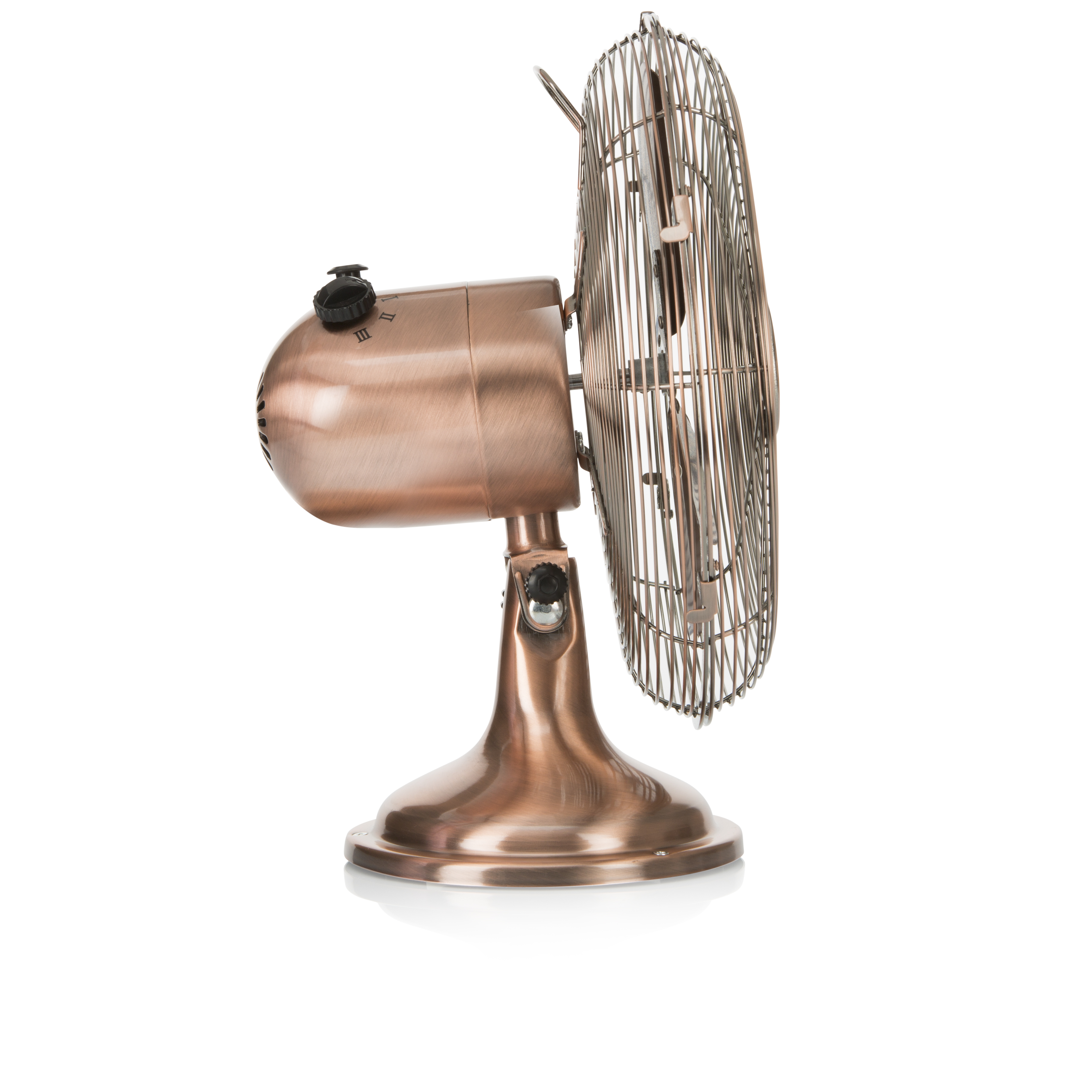 Ein kupferfarbener Ventilator mit Gitter und Ständer. Weißer Hintergrund.