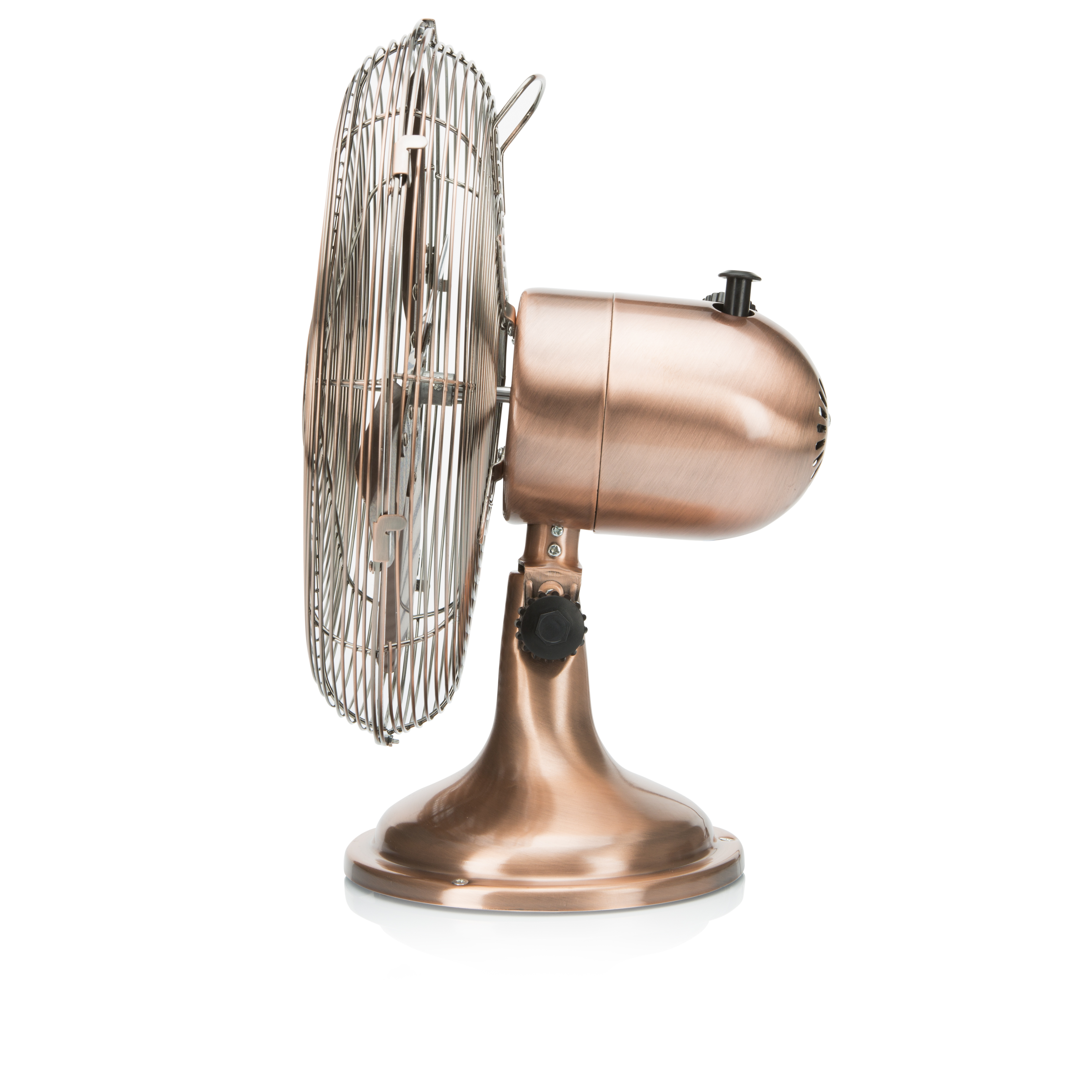 Ein bronzefarbener Ventilator auf weißer Oberfläche.