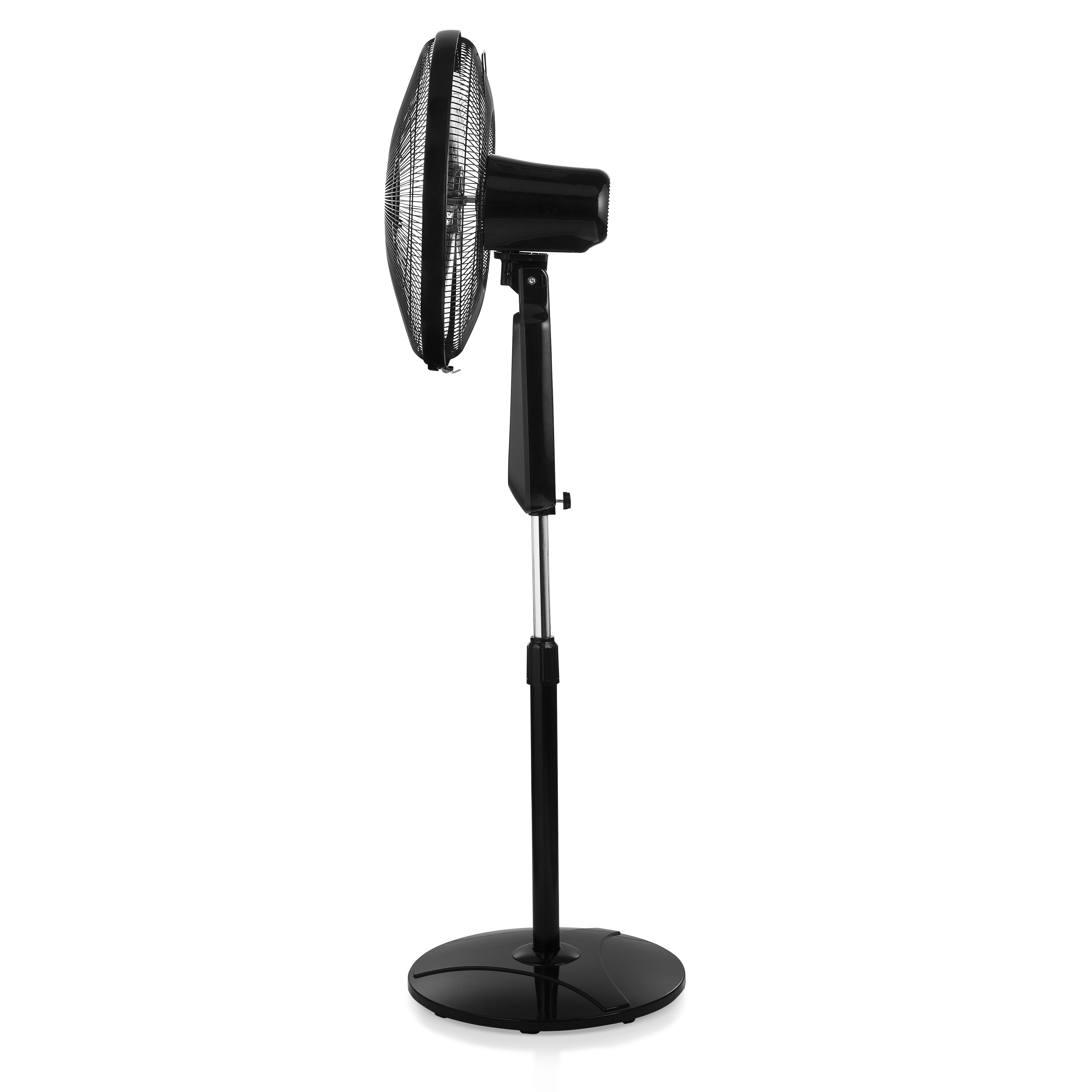 Schwarzer Standventilator auf weißem Hintergrund, mit schwarzem Sockel und Blättern.