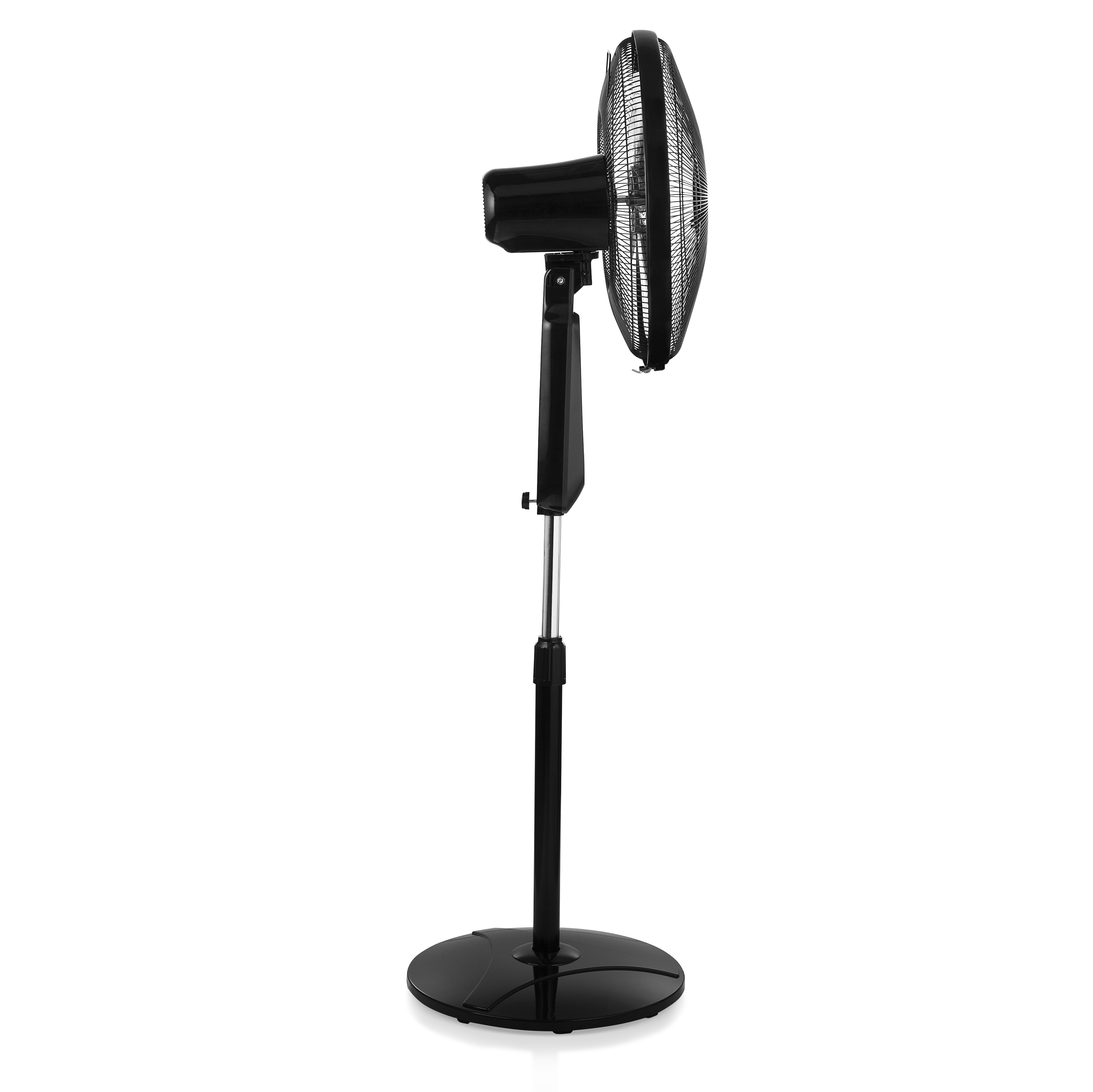 Ein schwarzer Standventilator. Der Lüfterkopf ist angewinkelt. Ständer und Fuß sind schwarz.