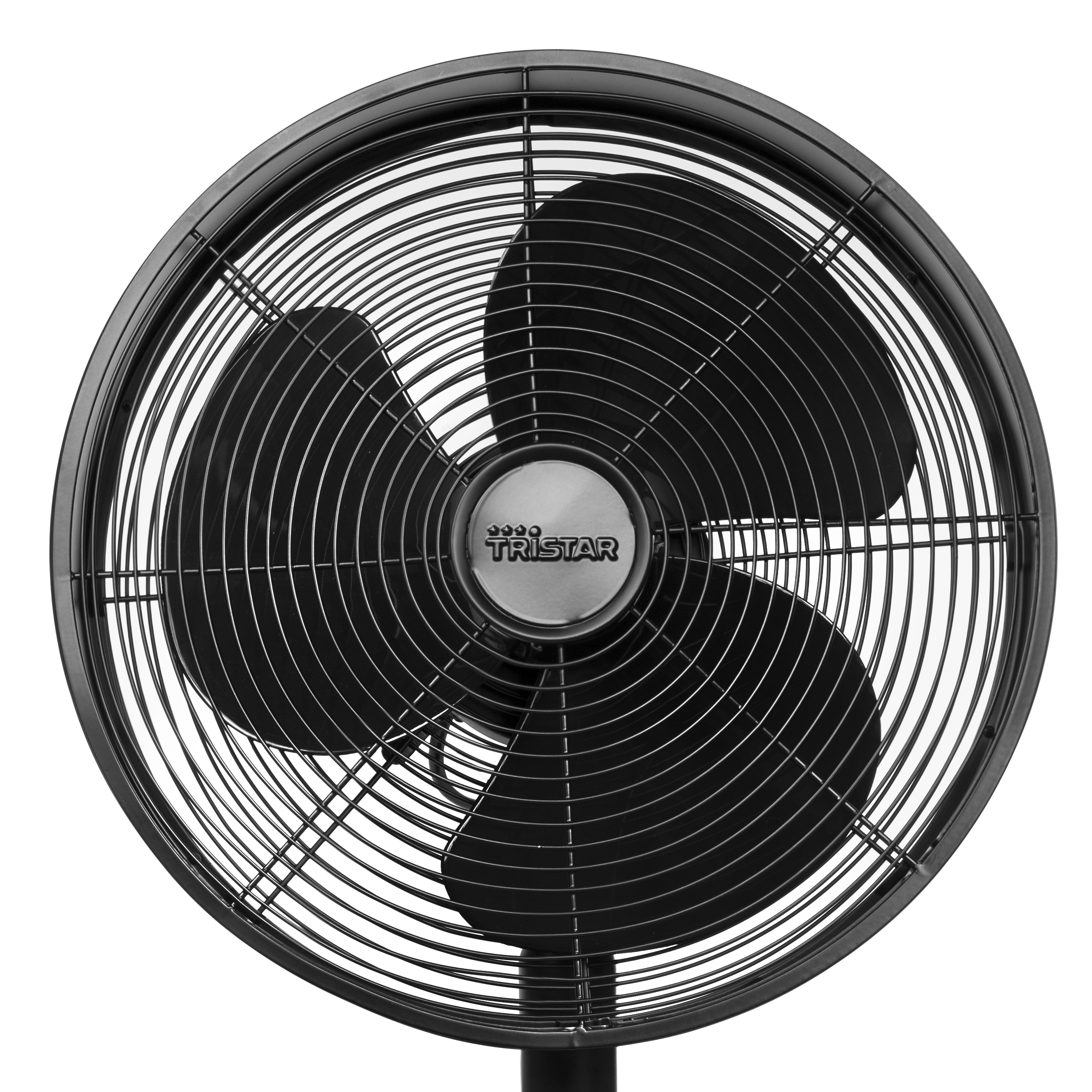 Ventilador negro con tres aspas y un centro plateado con el logo 'Tristar'.