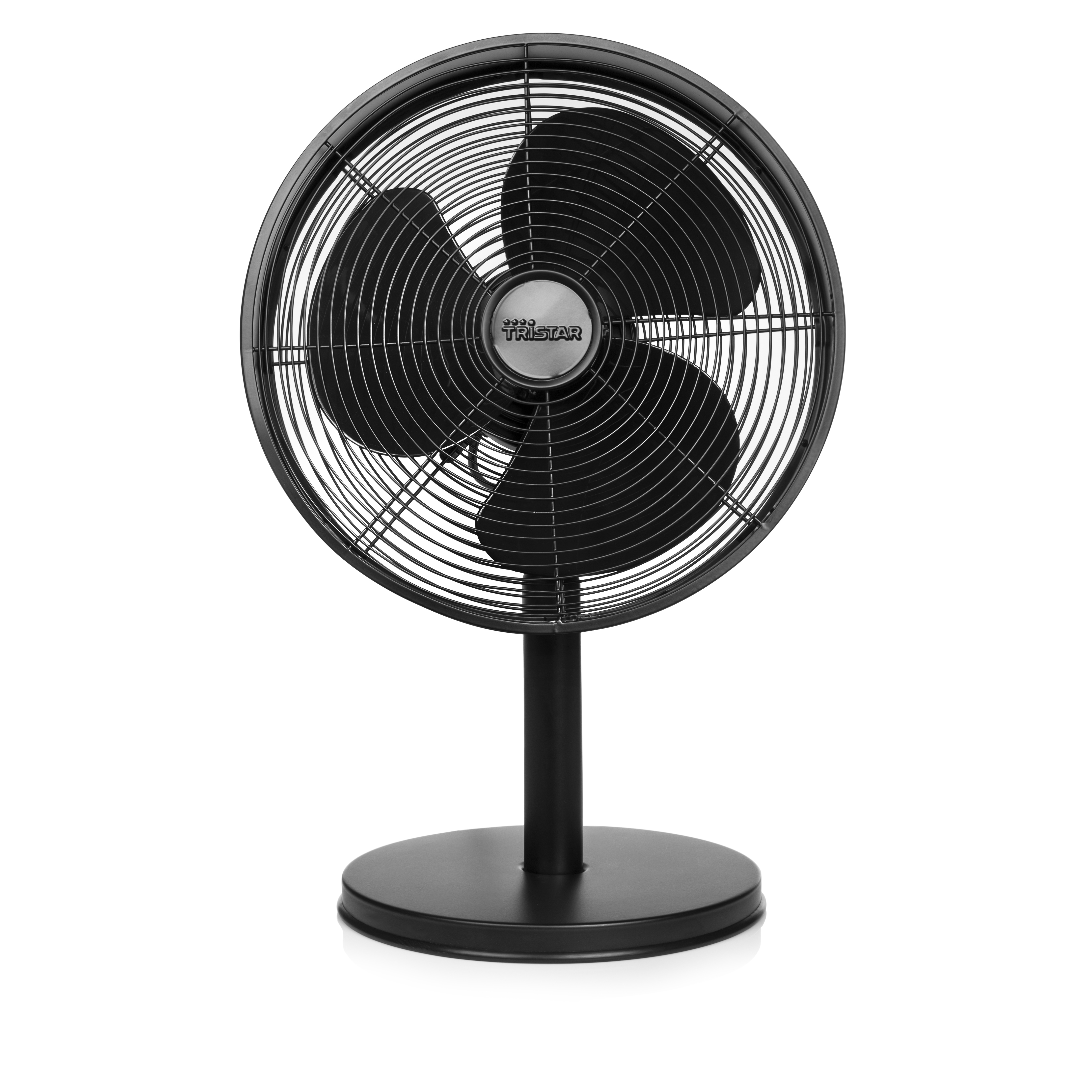 Ventilador negro con tres aspas sobre soporte negro, fondo blanco.