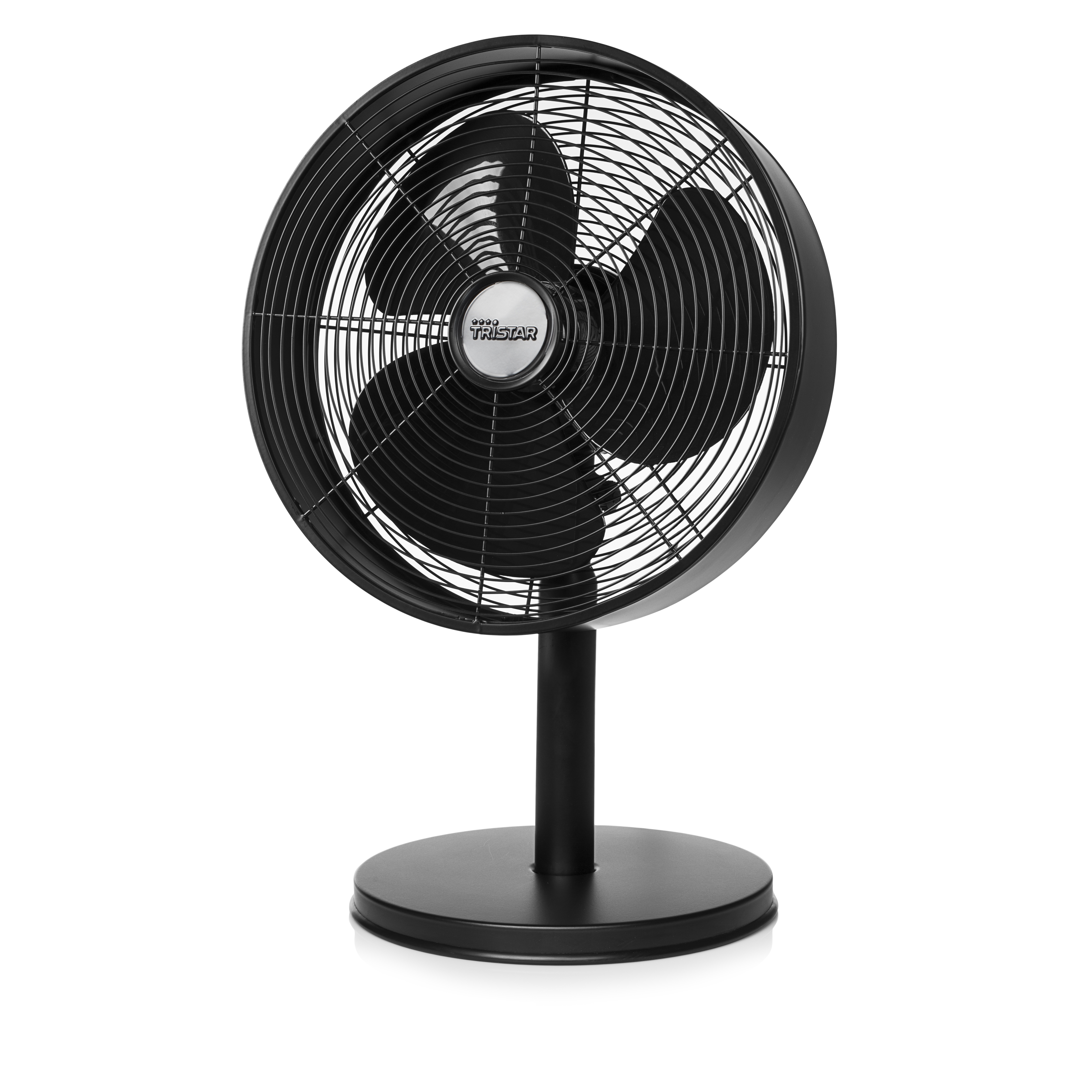 Ventilador negro con soporte. Tiene una base circular negra. Las aspas son visibles.