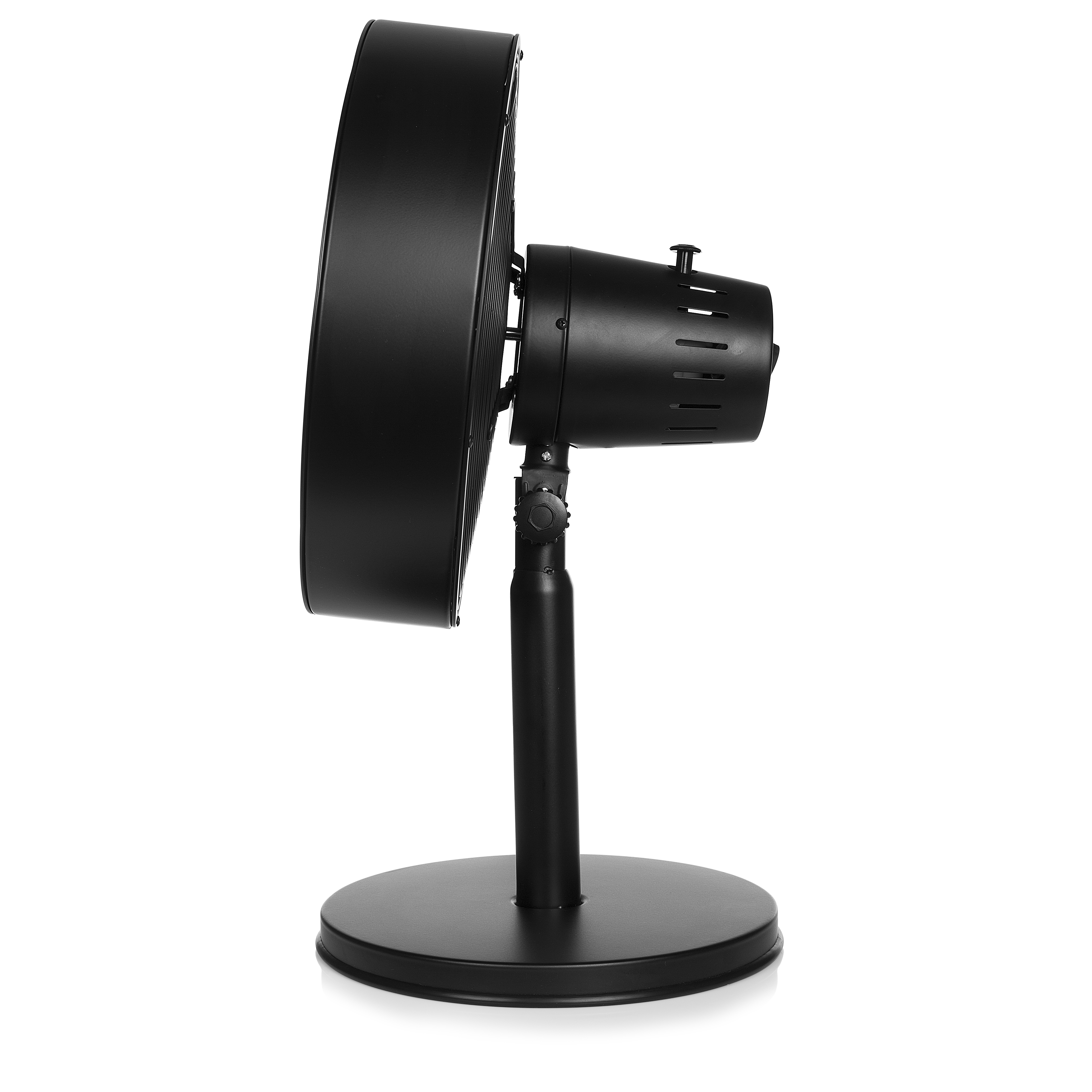 Ventilador de pedestal negro con base circular y ventilador negro, sobre fondo blanco.