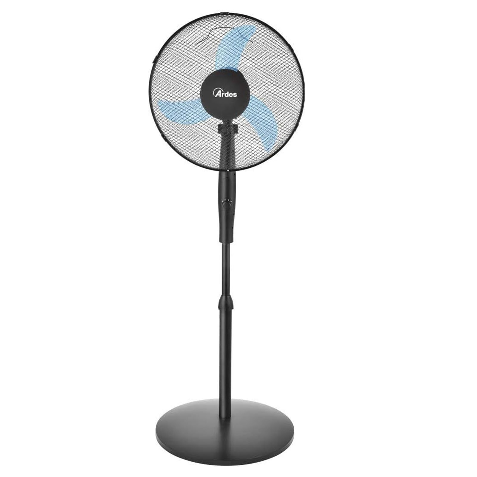 Czarny wentylator stojący z niebieskimi łopatkami i klatką ochronną. Stoi na okrągłej podstawie.