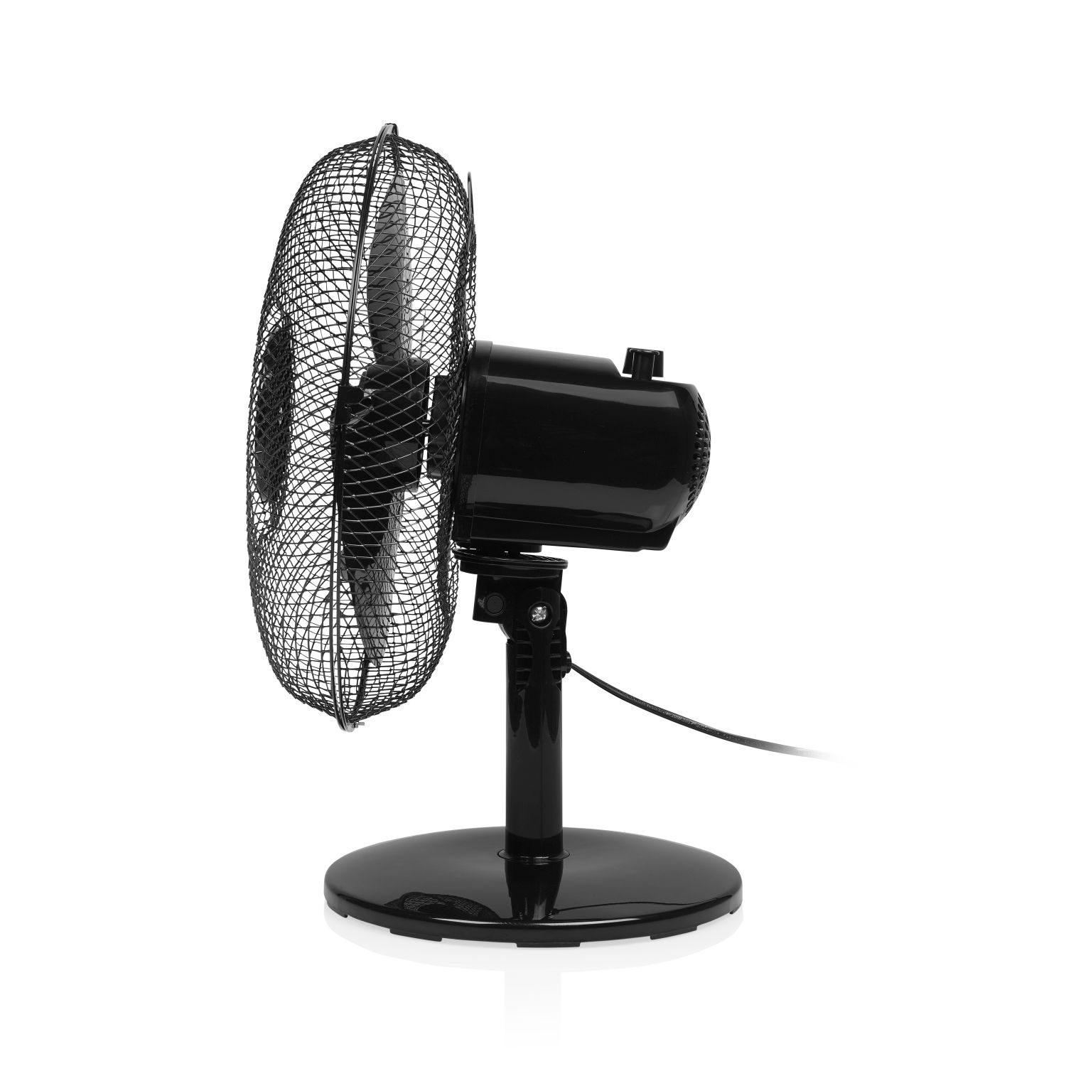 Zwarte oscillerende ventilator op een witte achtergrond, zijaanzicht, met draad.