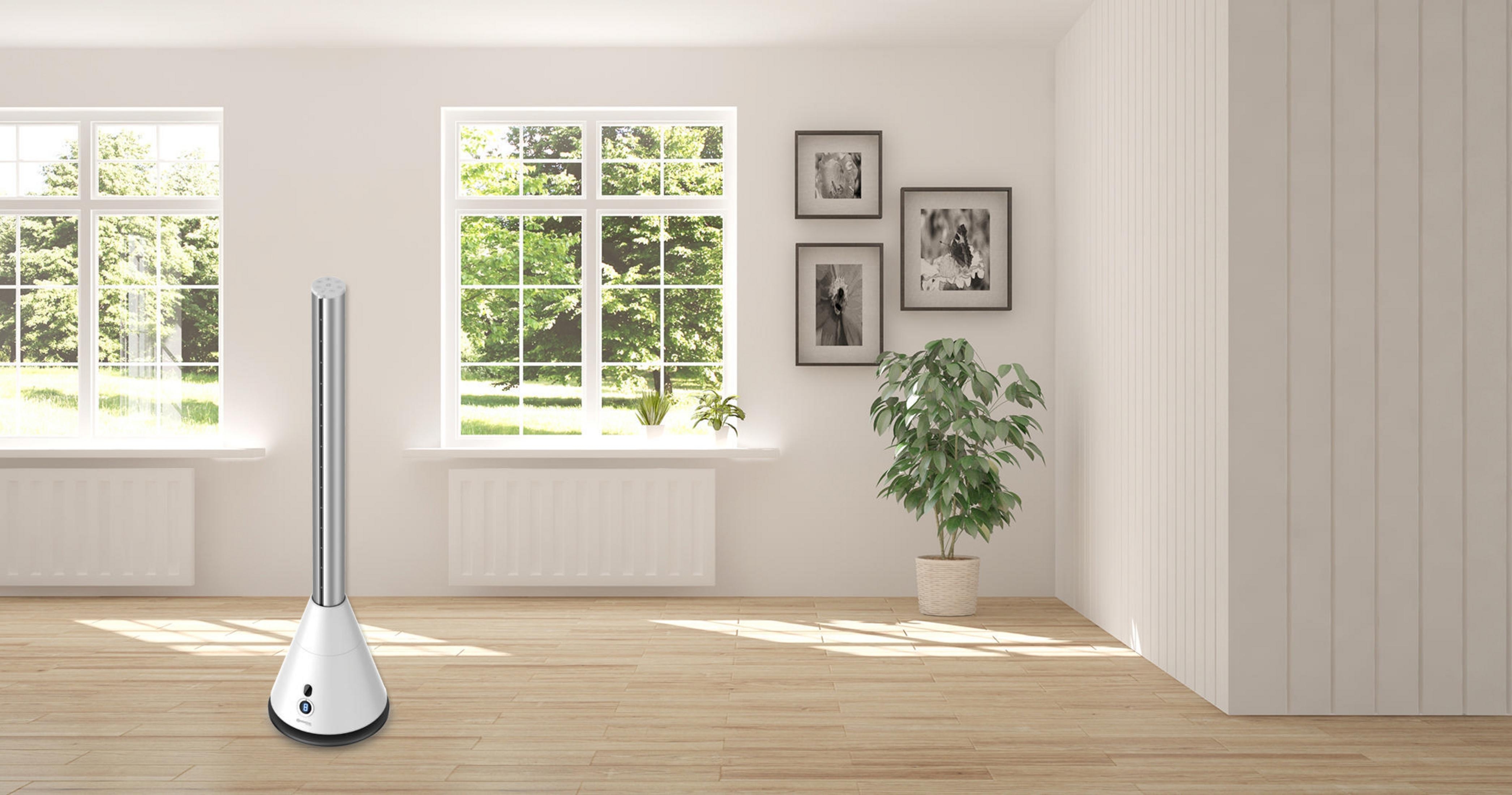 Moderner Raum mit Ventilator, Fenstern und Kunst. Der Raum hat Holzböden und weiße Wände.