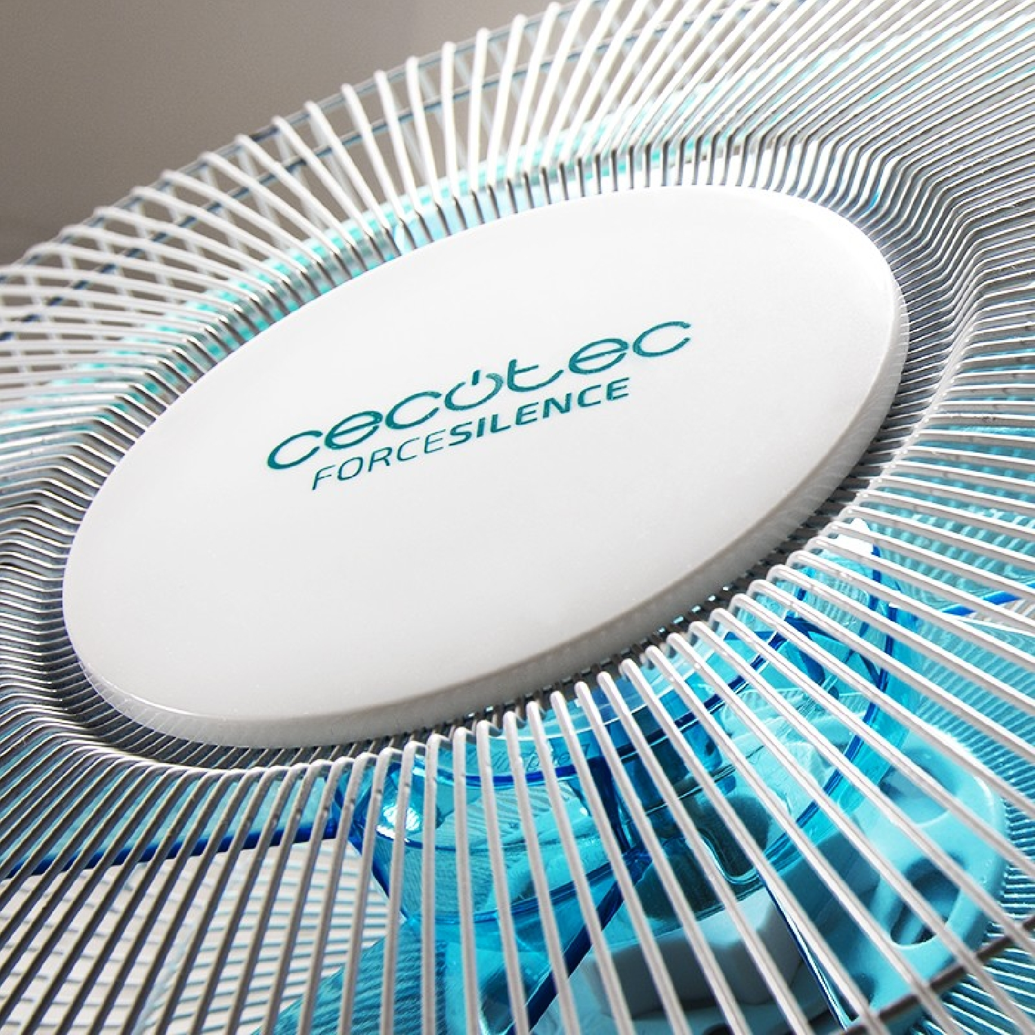 Primer plano de un ventilador con un centro blanco, la palabra "cecotec" y aspas azules.
