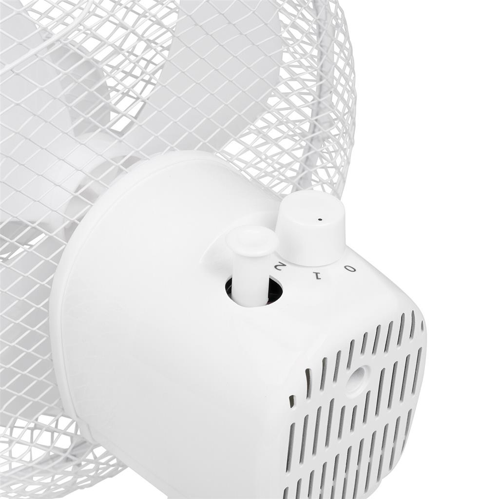 Nahaufnahme eines weißen Ventilators mit weißen Flügeln, Bedienfeld mit Zahlen.