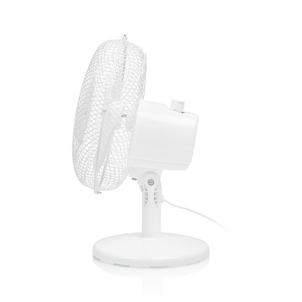 Weißer Tristar-Ventilator mit weißem Sockel und weißem Schutzgitter. Seitenansicht.