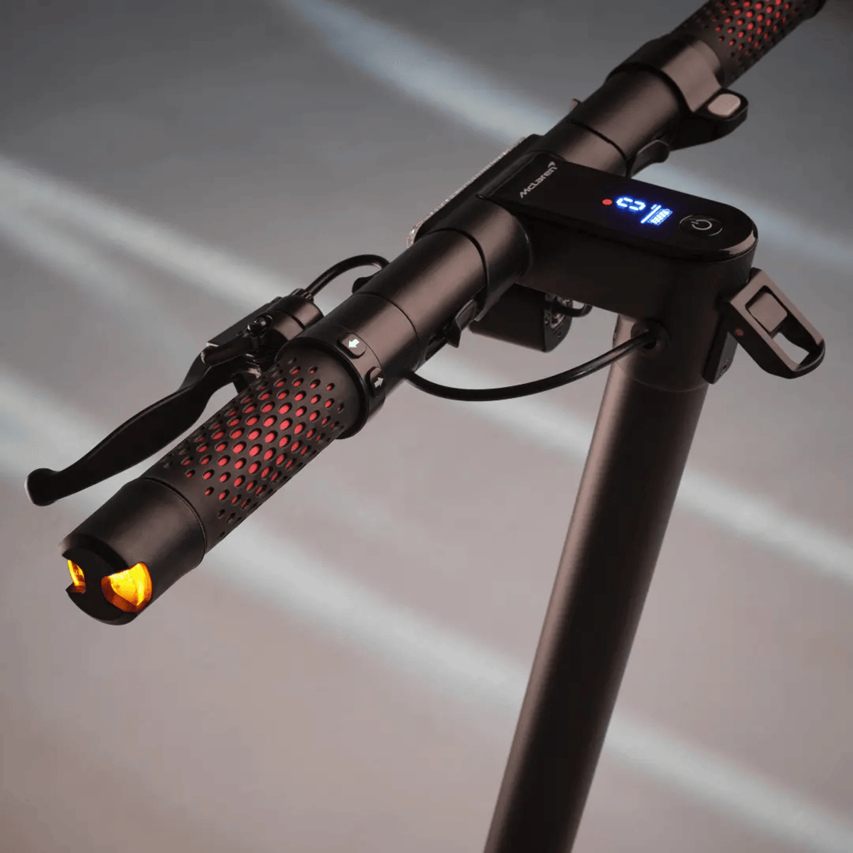 Roller-Lenker mit roten Akzenten. Enthält ein Licht und einen Bildschirm. Schwarze Farbe.
