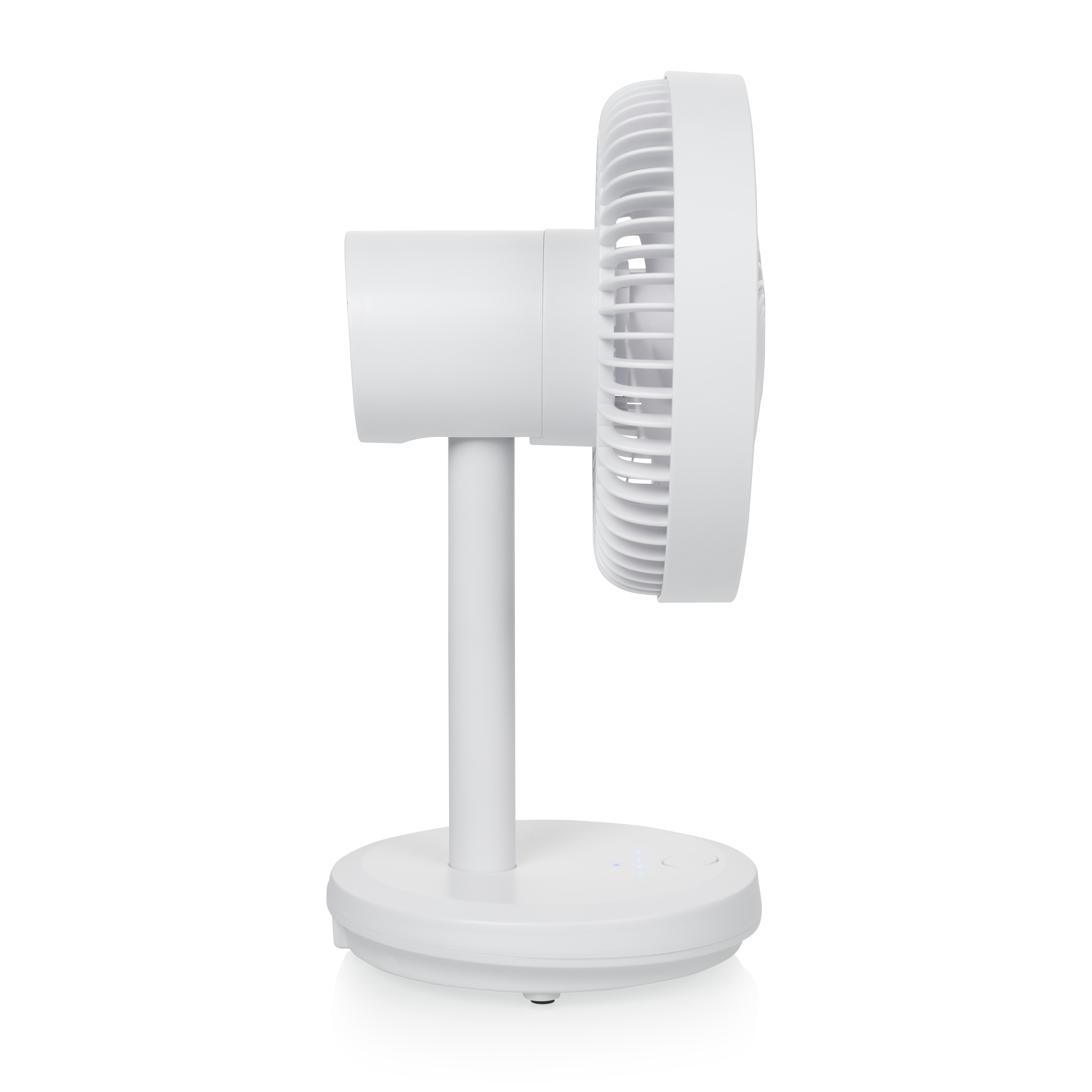 Un ventilatore da scrivania bianco, cilindrico, su una base bianca, visto di lato su sfondo bianco.