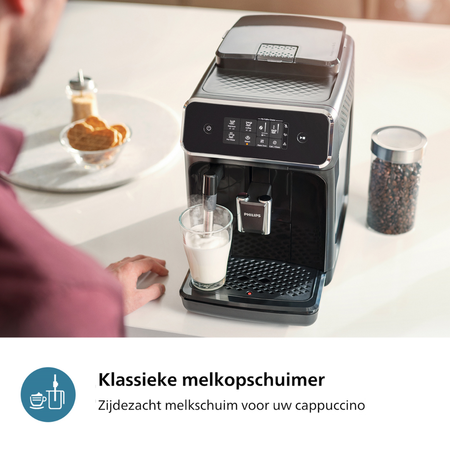 Ekspres do kawy nalewający mleko do szklanki. Obecna osoba.