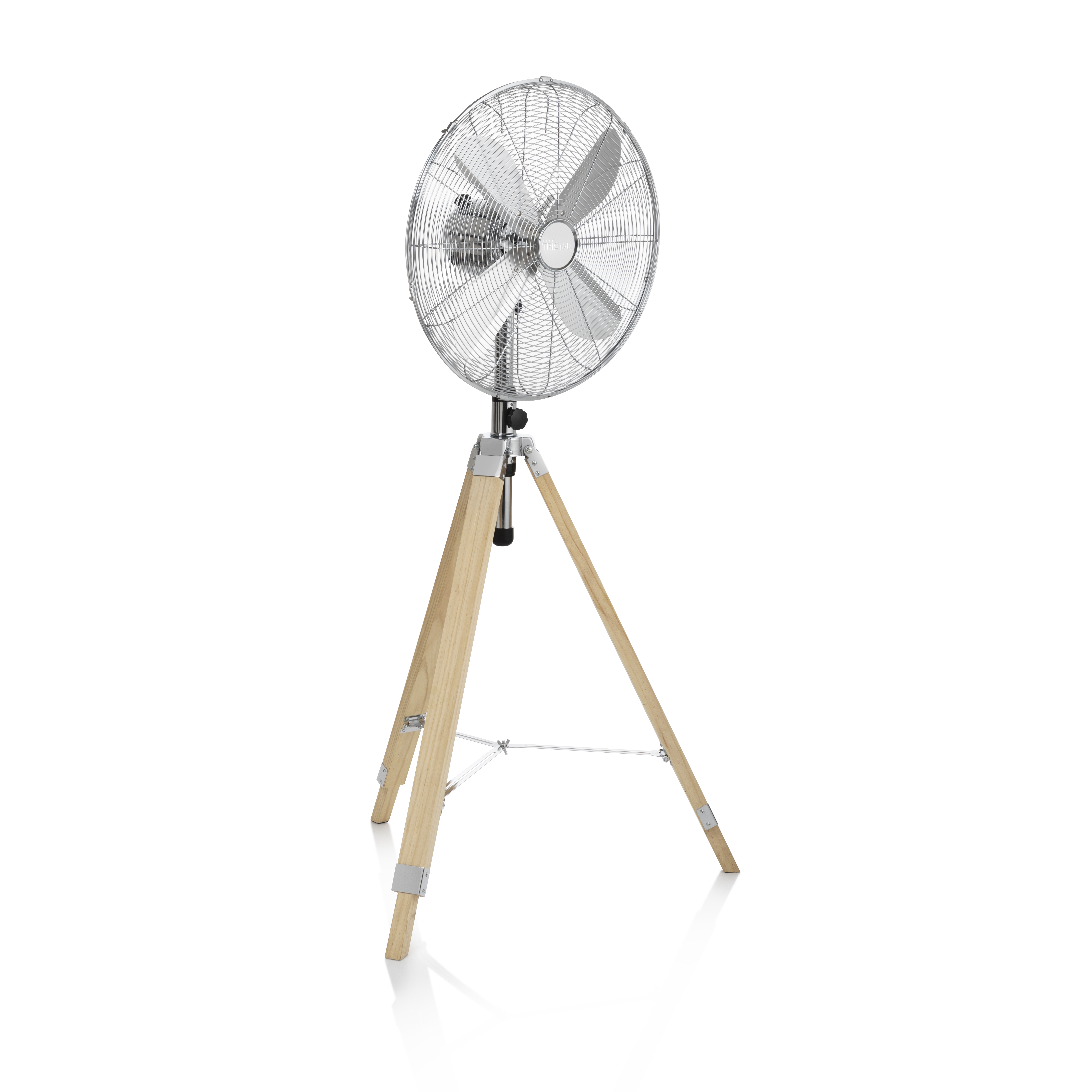 Ventilatore da terra argentato su base a treppiede in legno. Il ventilatore ha gabbia e pale metalliche.