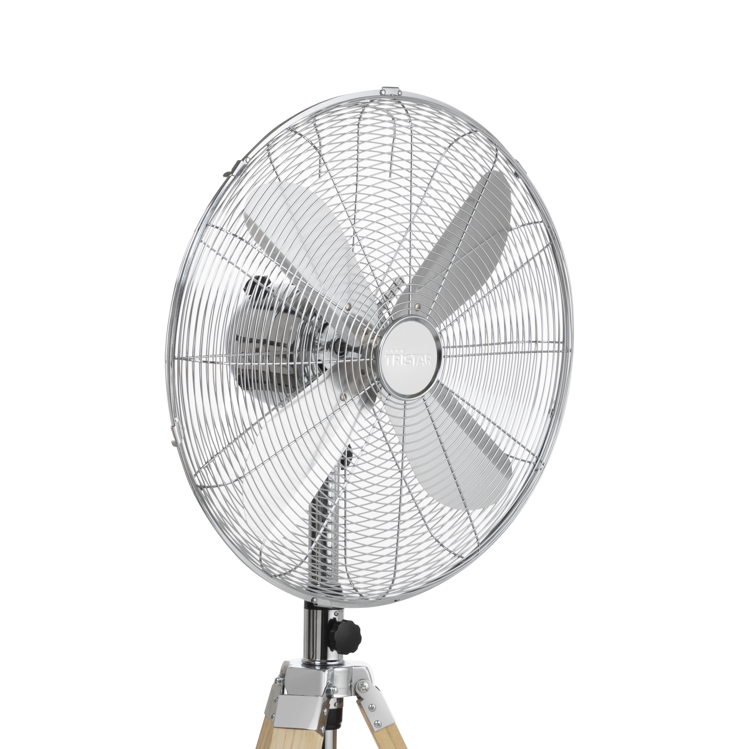 Ventilatore in metallo a tre pale su treppiede in legno, sfondo bianco.