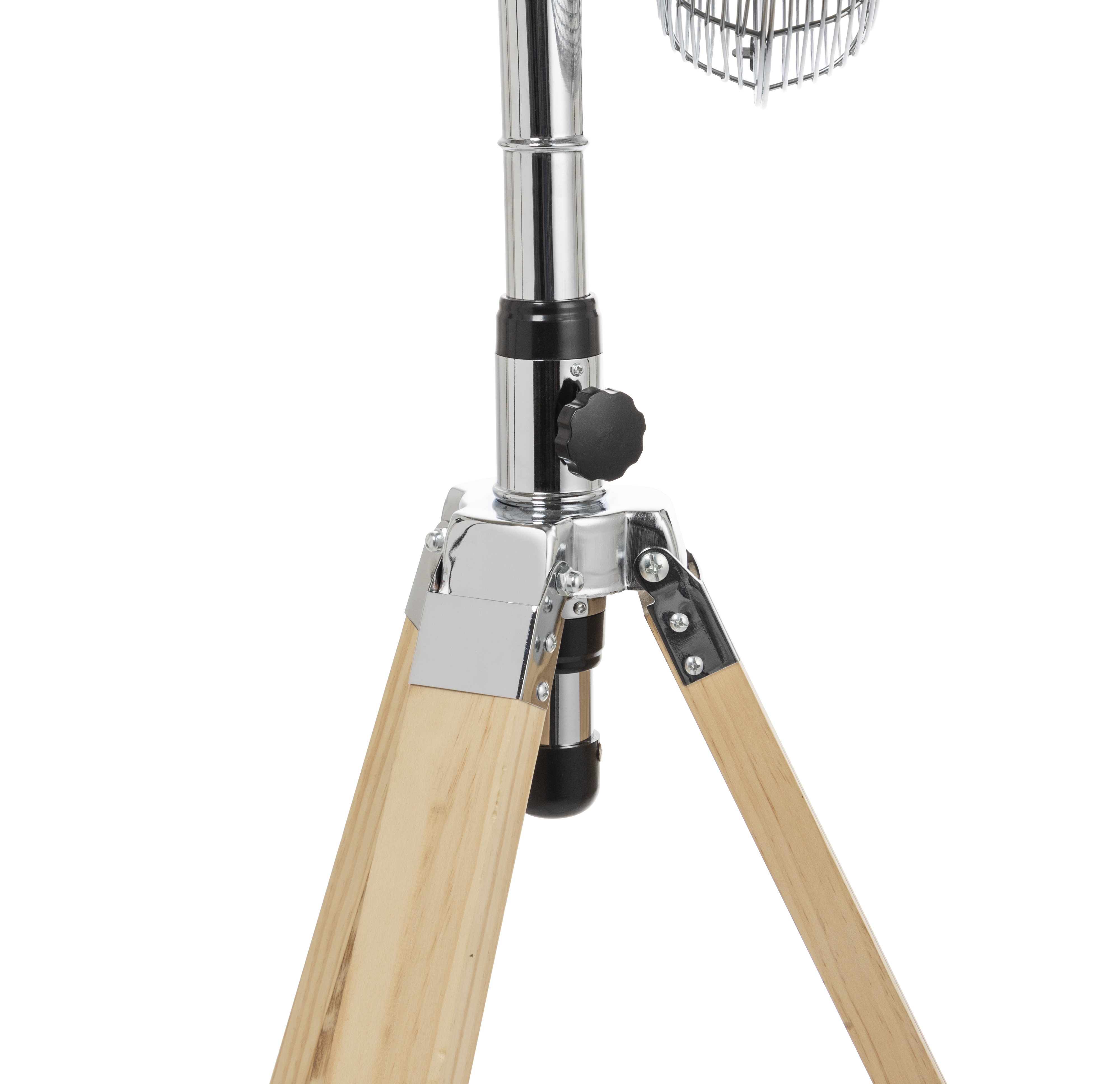 Treppiede in legno con parte superiore in metallo, che supporta un ventilatore, su sfondo bianco.