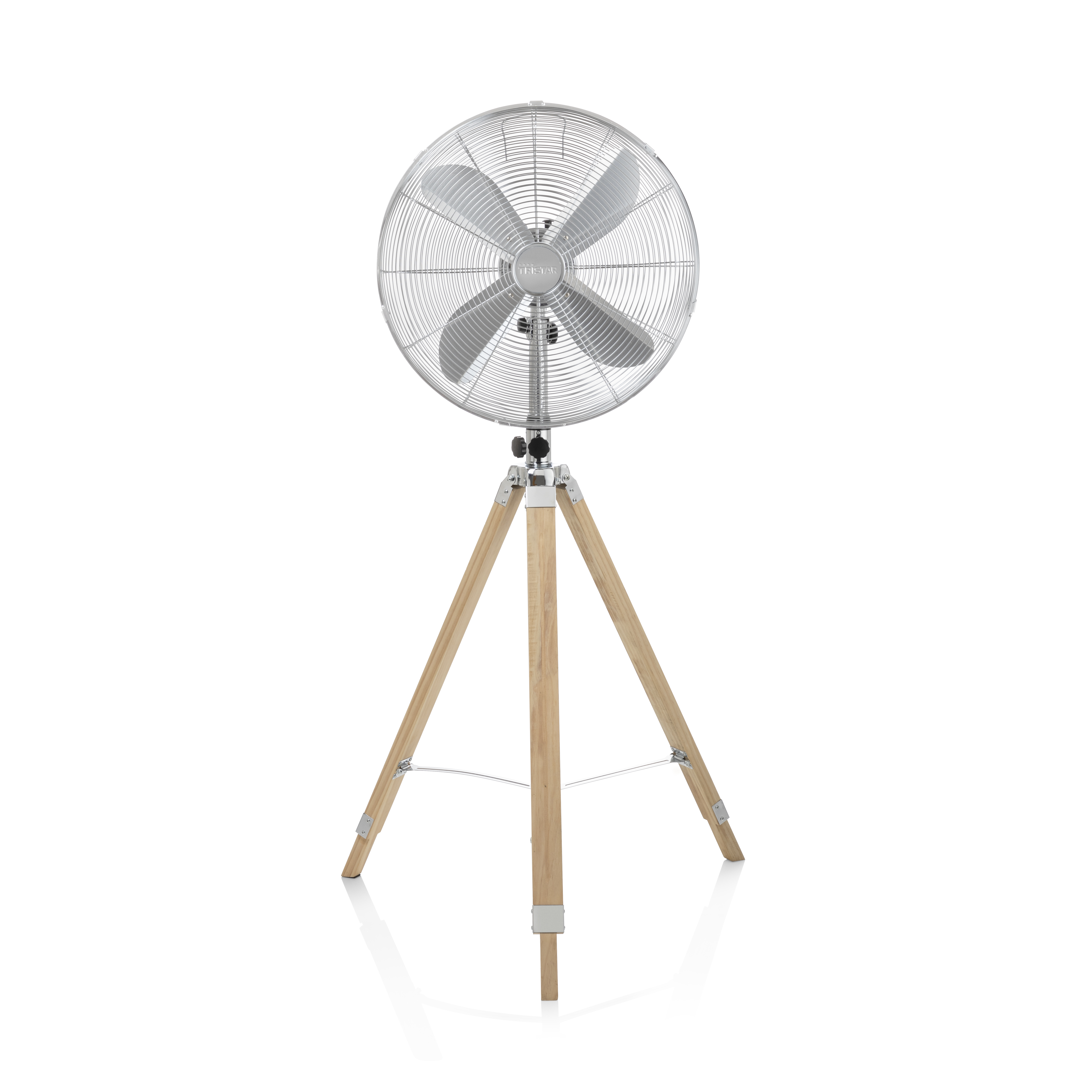 Ventilatore argentato su un treppiede in legno. Sfondo bianco.