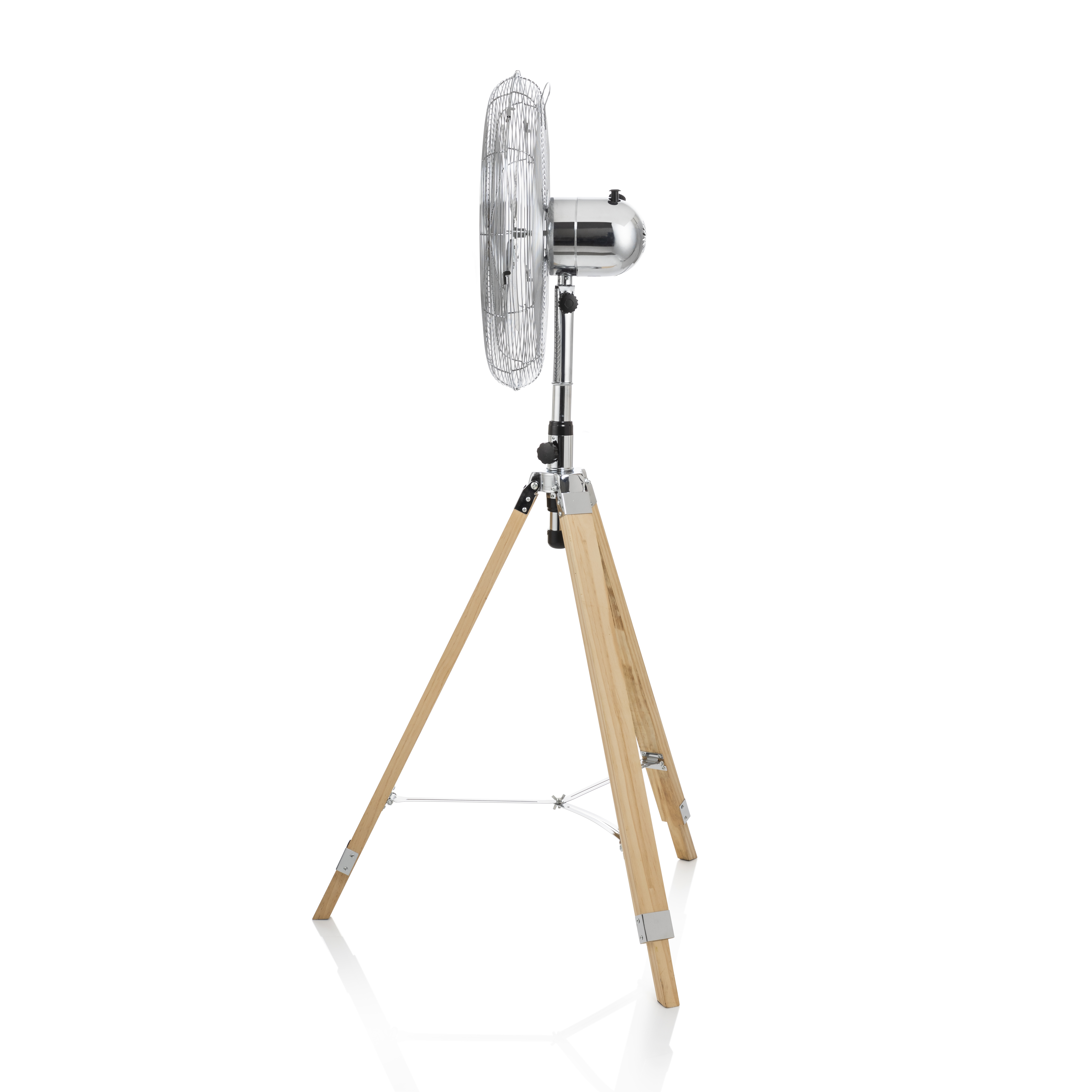 Ventilatore argentato su treppiede in legno. Isolato su bianco. Il ventilatore è inclinato a sinistra.