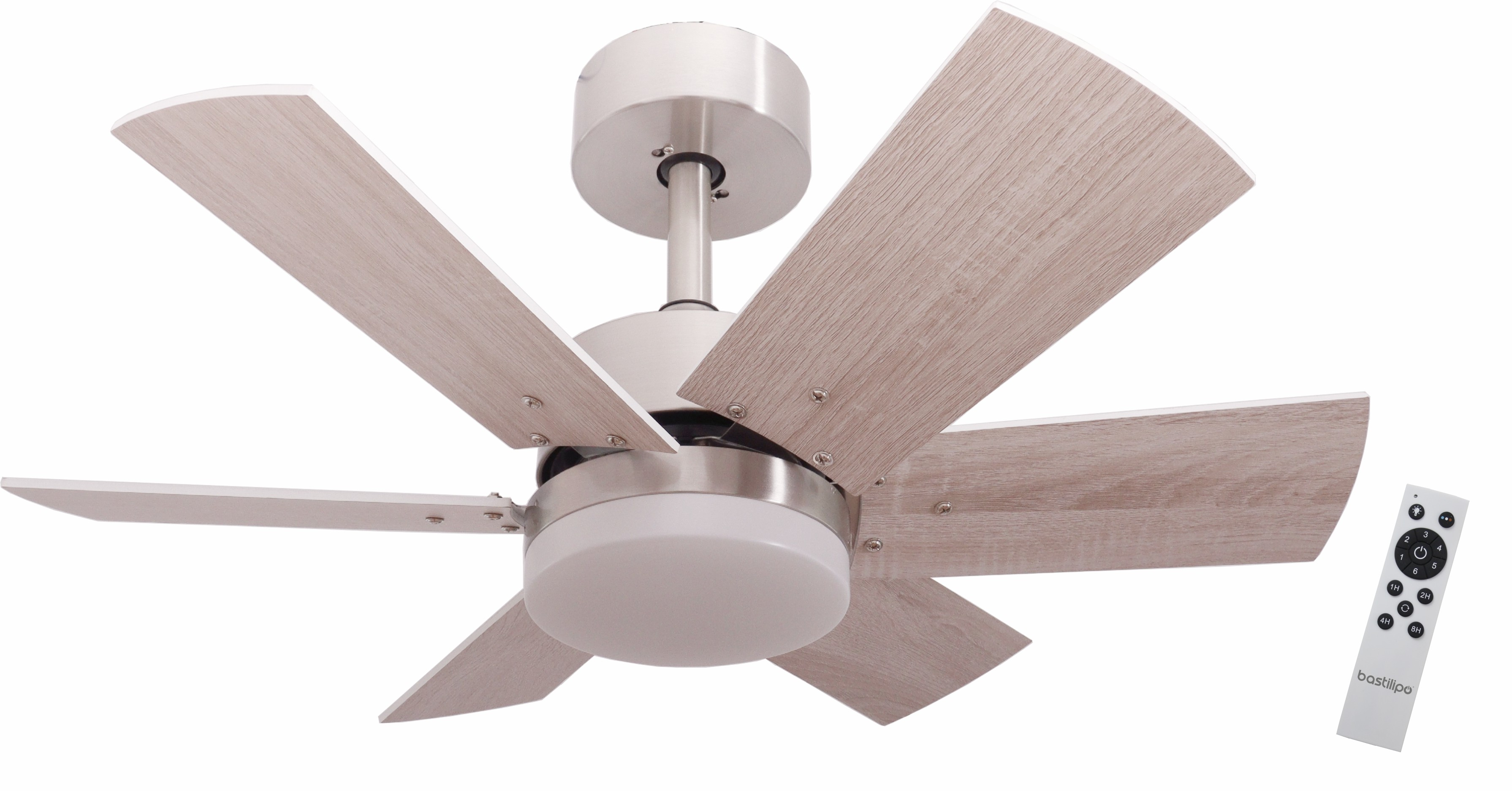 Un ventilador de techo con cinco aspas de madera y un mando a distancia.