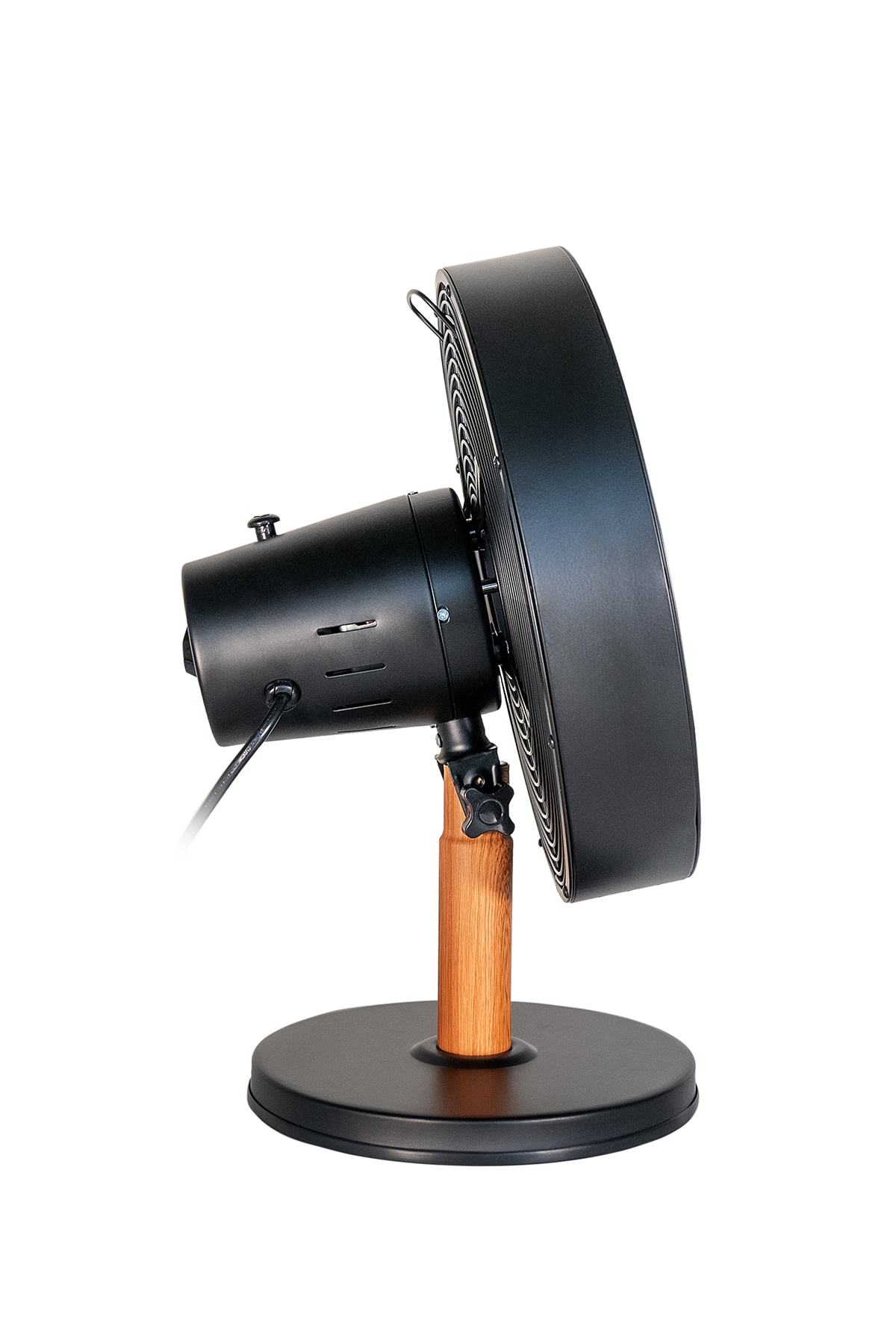 Czarny wentylator biurkowy z drewnianą podstawą i stojakiem, widok z boku. Tło jest białe.