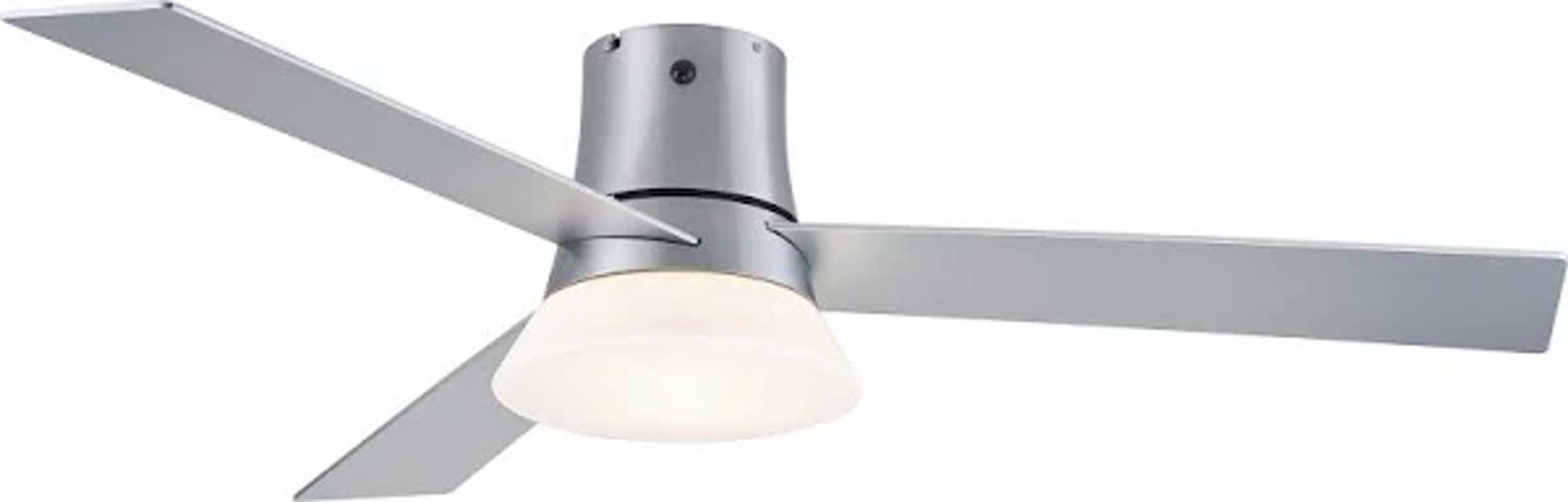 Un ventilador de techo con tres aspas plateadas, una carcasa del motor plateada y una lámpara blanca.